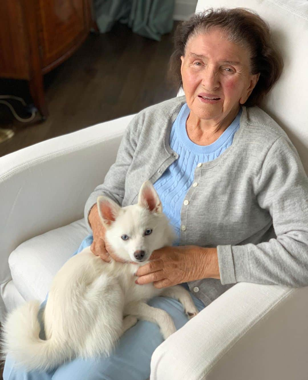 イヴァンカ・トランプさんのインスタグラム写真 - (イヴァンカ・トランプInstagram)「My sweet and wickedly funny grandmother is 93 years young and still an epic raconteur and favored lunch date!  I’ve met many kind, charismatic and accomplished people in my life but my Babi tops the list!  What a blessing to be able to spend time with her! 💛」9月15日 23時34分 - ivankatrump