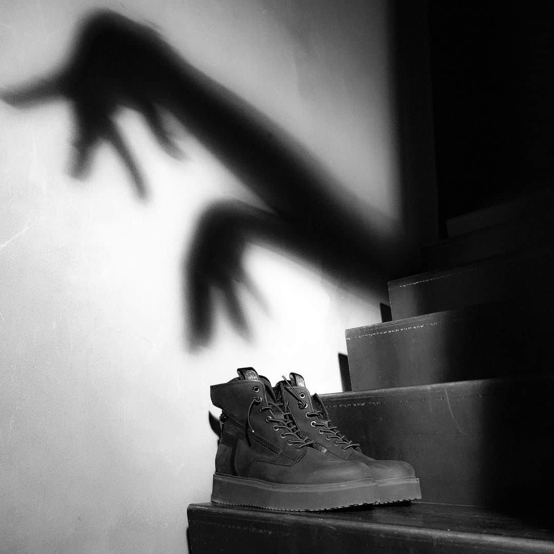 のインスタグラム：「Shadows and Nabuk  By  @brunobordese_official  Ph @minivideodomenico_mariniello Artdirencion + hands @valentinaserra10  #shadow #editorial #fashionshoes #nabuk  #brunobordese #sugar #boots #shoes」