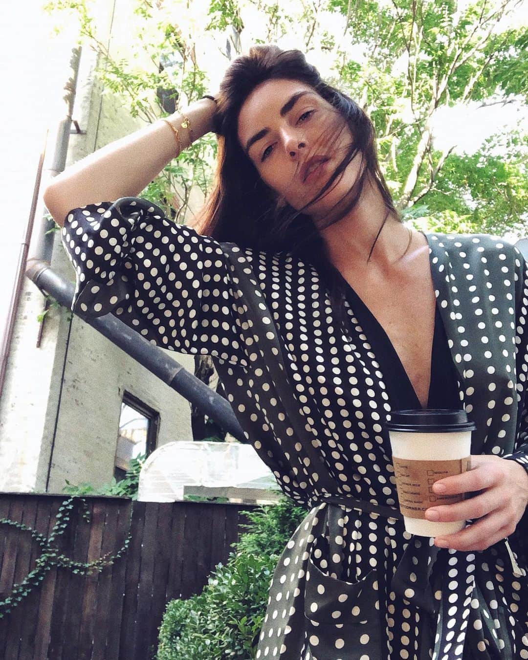 ヒラリー・ローダのインスタグラム：「Morning ☕️」