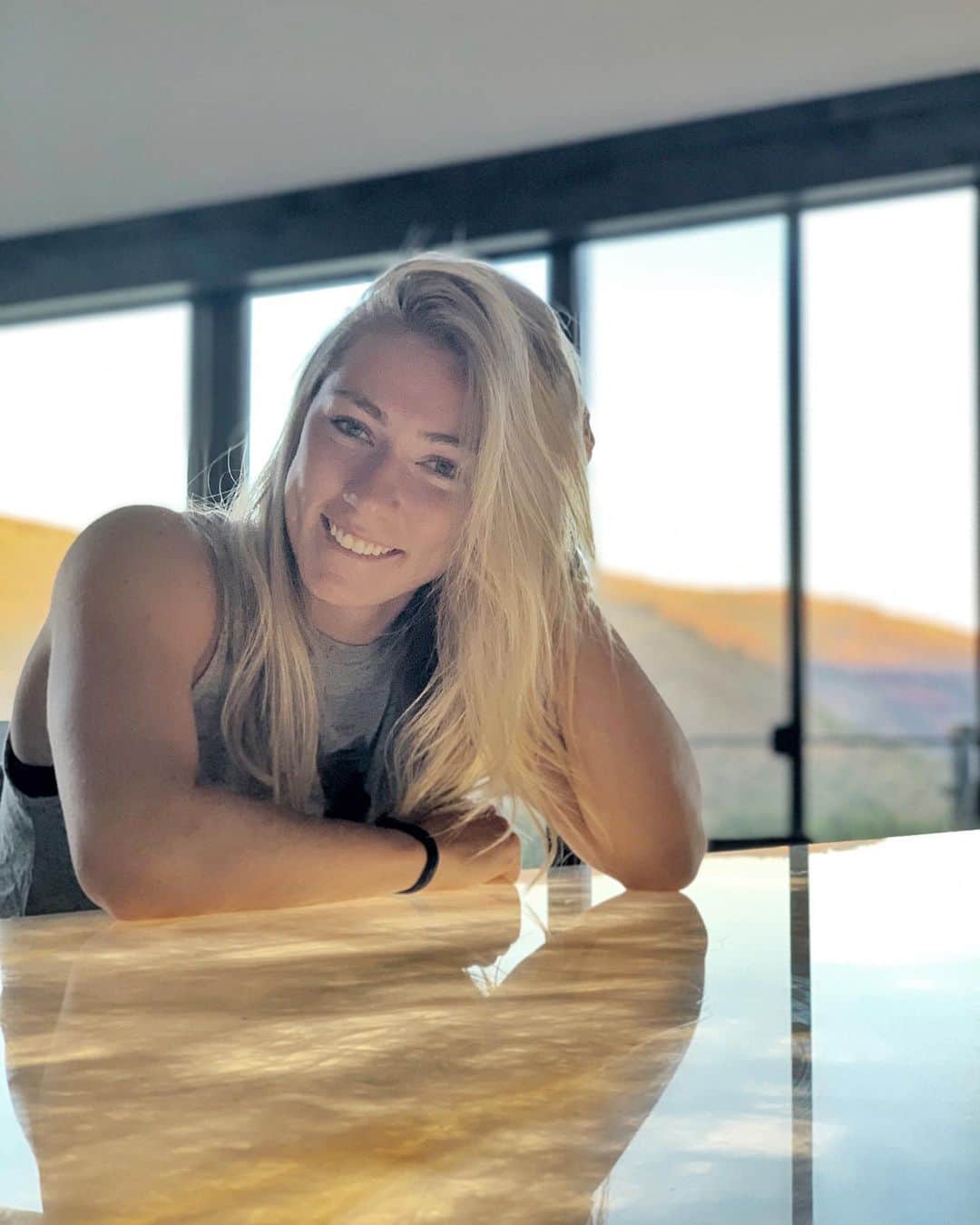 ミカエラ・シフリンのインスタグラム：「Finish this caption:  Home is ... 💛」