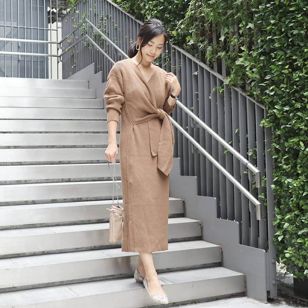 Eri Satoのインスタグラム：「beige🌰コーデ · @titivatejp の #ウエストマークカシュクールニットワンピース · 今年はこんな、結ぶ感じのデザインが人気だよね💕 結び方、センスを問われます···🤔✨ · 秋はベージュ系ばかりになっちゃう🤣🌰 · #ティティベイト#titivate  #titivatestyle#fashion#ootd#outfit#code#coordinate#style#ファッション#コーディネート#コーデ#プチプラ#プチプラコーデ#ママコーデ#シンプルコーデ#mamagirl#locari#ママファッション #partegram#読者モデル#ママモデル #l4like#カジュアル#お洒落さんと繋がりたい#カーディガン#ニット#秋服#秋ファッション」