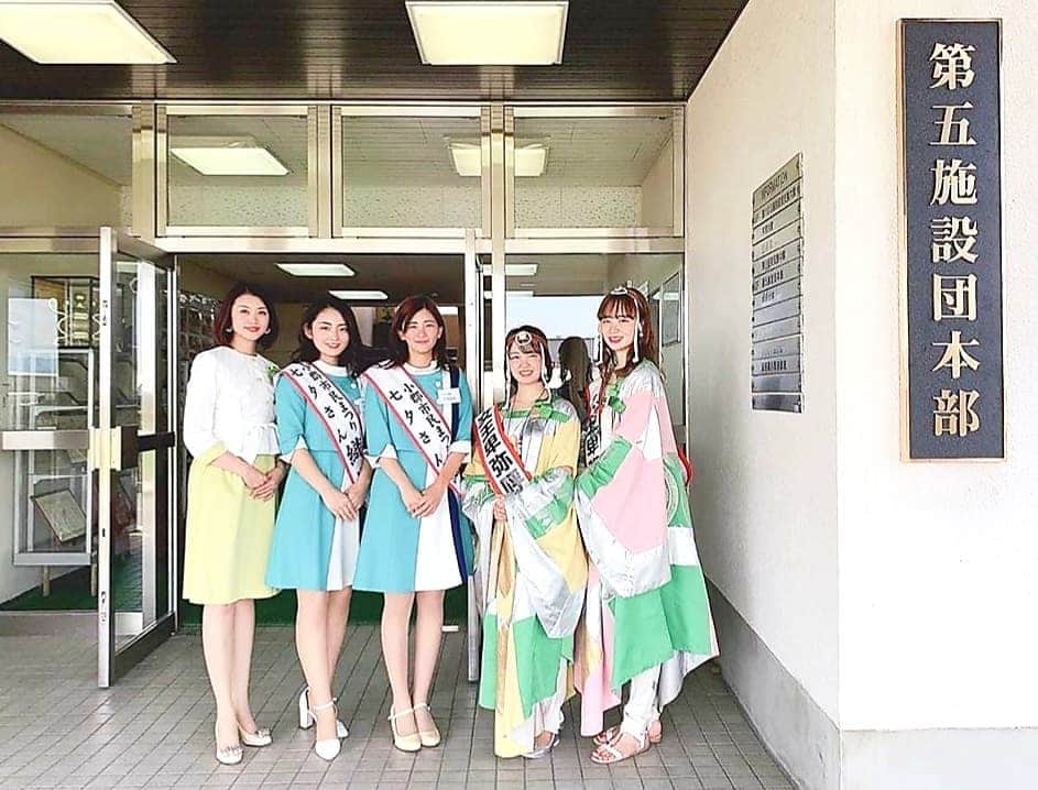 のインスタグラム：「. 本日、#東峰村 農林観光課・#とほっぴ と共に. 『 #小郡駐屯地 創設66周年 第5施設団創隊58周年記念行事』に参加しました✨ . 平成29年、令和元年の九州北部豪雨でも 被災地の人命救助・復旧支援活動に 尽力されている自衛隊の皆様、 ありがとうございます。 . ー #小郡市 と近隣地域の観光PRー ＊小 郡 市…オリリン・ヒコリン、ミス織姫 ＊朝 倉 市…卑弥呼ちゃん、女王卑弥呼 ＊筑  前 町…ちくちゃん ＊大刀洗町…鎧武者 . ＊東  峰  村…とほっぴ、ふるさと観光大使 . キャラクターはパレード参加や 子どもたちと触れ合い、 祝賀会食には東峰村高橋副村長、佐々木議長と参加。 関東からお越しの来賓の方々には、 東京でのPRイベント案内もさせて頂きました。 . “地域とつながる自衛隊駐屯地“”として、 地域の美味しい野菜とお米を使った JA隊カレーの振る舞い、 筑前・筑後・佐賀地区物産展も開催。 自衛隊の観閲行進、訓練・装備品展示、 体験搭乗など自衛隊の魅力を体感できる イベントでした。 . 最後は自衛隊、キャラクターと共に 出口で手を振りお見送り。 晴天の中、お疲れ様でした✨ . .」