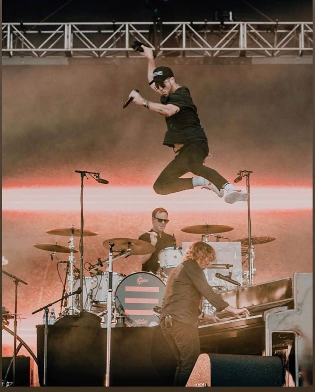 ライアン・テダーさんのインスタグラム写真 - (ライアン・テダーInstagram)「Didn’t realize I jumped this high yesterday but I had to clear Drew’s head.  Thank u Kaaboo Festival attendees loved you!  Great crowd, sorry I missed Dave after 😢. Stay amazing San Diego.  And... stay “ “」9月16日 0時02分 - ryantedder