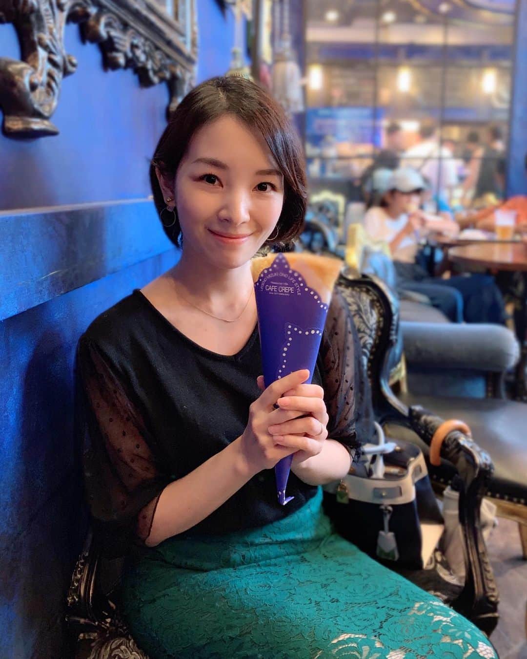 のインスタグラム：「After a movie date💙 We saw a good one! ・ 久しぶりにゆかりちゃんと映画デートへ🎞💕 ・ 産後はずっと自宅で観漁っていたけどやっぱり映画館で観る映画は最高。  事前情報なしで行きましたが、有りでももう一回観たい。 シーンの捉え方が全然変わってくるわ。 とてもいい映画でした^ ^  このクレープ美味しかった。 ・ ・ #onceuponatimeinhollywood #ワンスアポンアタイムインハリウッド #映画デート #moviedate #六本木ヒルズ #クレープ屋さん #happytime #アンテナ修理シーンで鼻血 #ブランディいい子」