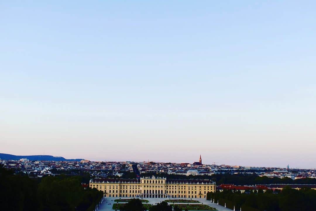 岡田ひとみ（ねんドル）さんのインスタグラム写真 - (岡田ひとみ（ねんドル）Instagram)「#vienna #austria #photoshoot #ウィーン #オーストリア #シェーンブルン宮殿 #出張 #一眼レフ」9月16日 0時11分 - hitomi_nendol