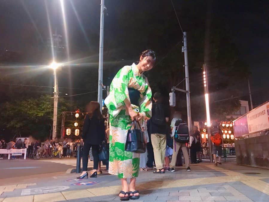 ぱいぱいでか美のインスタグラム：「今年は浴衣着れなかったなーと思ったけど滑り込んできました。 ꙳ #浴衣 #和装 #吉祥寺秋祭り #下北沢 #古着屋 #俺はインスタグラマーになりてぇ ꙳ 昨日！友達何人かと行ってきたよー！ 今年はイベントでも着るタイミングなかったし (加賀温泉郷フェスで館内着の浴衣は着れたけど) お祭りも大体仕事とかぶってたから行けなくて 残念だったなーて思ってたんだけど 友達が秋祭り見つけてくれて急遽行ってきた☻ クリーニング間に合わなかったから新しい浴衣買おうと思って でも時期的にもうどこにも売ってなくてどうしよー(T . T)てなってたけど 下北沢の和装の古着屋さんにめっちゃ好みのあってラッキー！ ライムグリーン！山木梨沙さんカラーやないかい！ しかもなんと2000円でした……！安……。 嬉しいお買い物だった❤︎ お店の方も親切だったしまた行こーっと。 帯と下駄は以前購入したものです。 神社の泥とかはねるのが嫌すぎるので やや短めの着付けにしました。 一人で着るの難しいけど年々ちょっとずつ早くなってきてはいる！」