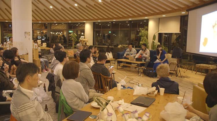 のインスタグラム：「宇宙イベント③ 『COSMIC NIGHT in 原村』 宇宙と星の最新事情を知るトークセッション 〜宇宙から考える私達の未来〜 ⭐️とても素敵な空間で、宇宙を語りました⭐️ 【ゲスト】 ✴︎JAXA菊池さん、 ✴︎(株)ユーグレナ研究開発担当執行役員の鈴木さん ✴︎宇宙飛行士の訓練を担当されていた、GITAI 田口さん . こちらの3つのテーマで ①宇宙の最新事情 ②宇宙生活から見る未来の暮らし ③宇宙での食事から、未来の食はどう変わる？ ↓ 『宇宙開発によって、私達の生活がどう変わるのか⁉️』 について考えていきました🌏🌕 詳しくは... 次回のイベントに是非来て下さいね♡ . お子さんには難しいかな？と思っていたら、大好評で嬉しかったです🥰 子供達に会うと、宇宙飛行士になあれ💫と言ってしまう私。笑 #cosmicnight #宇宙イベント #満月 #中秋の名月 #長野県 #原村 #八ヶ岳 #八ヶ岳自然文化園  #天体観測 #観望会  #JAXA #gitai #ユーグレナ #ミドリムシ #宇宙飛行士 #宇宙キャスター」