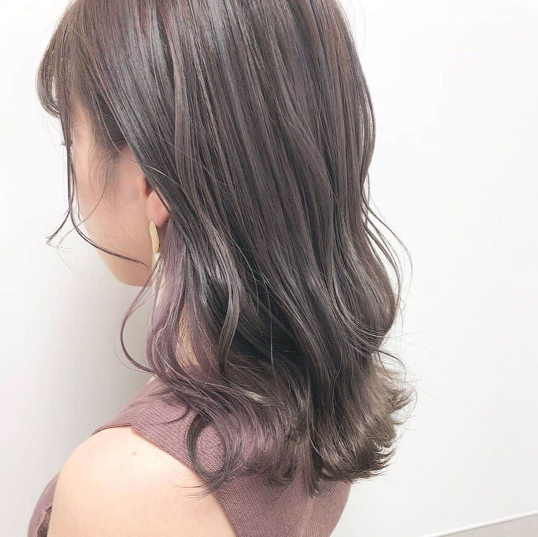 HAIRさんのインスタグラム写真 - (HAIRInstagram)「"先週よく見られたスタイル"第２位！ 毎週日曜日は、先週人気だったスタイルTOP３をお届けします💛 「なりたいワタシ」を叶えてくれるスタイリストは必ずいるっ✨ . ------------------------------------------------ Styling by「大久保ひでなり」 . 🌼Maison de sisi🌼. 福岡県福岡市中央区天神2-3-37 tenjin249ビル 6F （go today内） ☎080-2740-8519 定休日：なし 営業時間：9:00～23:00 ・ ✂ひとこと✂. 仕上げのアレンジが人気です！ お互いに緊張せず過ごしやすいゆるい接客がお客様に好まれてます。 ------------------------------------------------ #インナーカラー #天神ヘアサロン #天神美容室 #ミディアムヘア #ミディアム #ミディアムカット #ミディアムボブ #ミディアムヘアー #ヘアスタイル #ヘアカタログ #ヘアカラー #ヘアスタイリング #髪型 #美容室 #髮型屋 #髮型設計 #发型 #長髮 #日系髮型 #女生髮型 #女生中髮 #mediumhair #염색 #헤어 #미디움헤어 #ทรงผม #haircolor #hairstyle #hair #instagood」9月16日 0時30分 - hair.cm