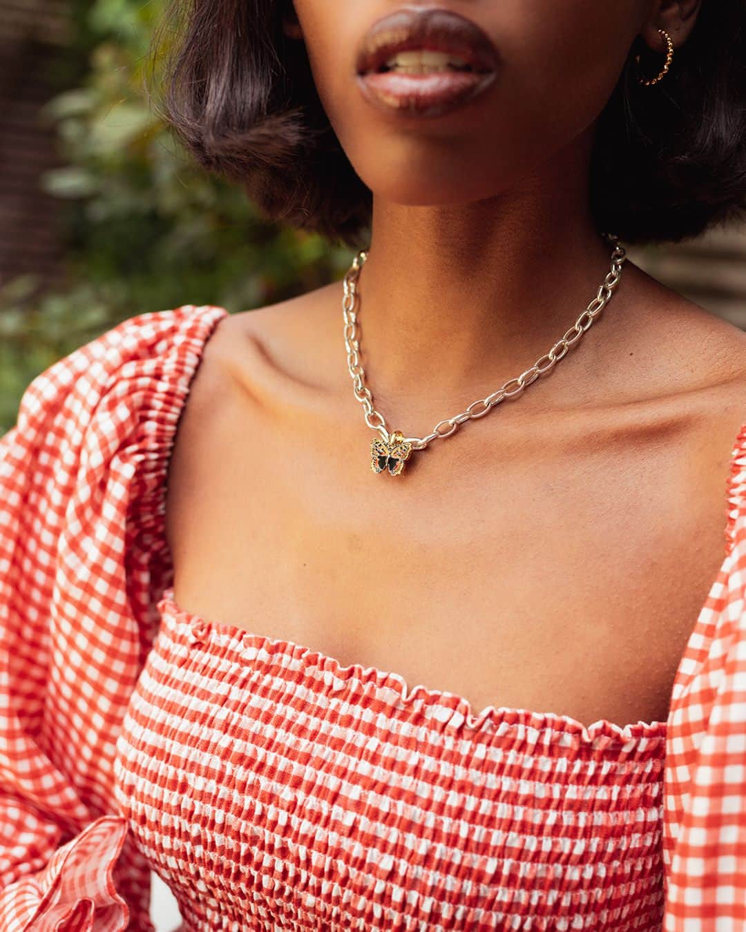 リンクスオブロンドンのインスタグラム：「Perk up your approach to autumn with pretty gingham ＋ Wildlife Charms – look closely to see the realistic detail in the Small Tortoiseshell Butterfly charm on our limited-edition Linked necklace (made by joining two Linked bracelets). The length is adjustable to be worn as a bracelet or anklet and it’s designed so two Linked bracelets fit together to create a necklace.  #LinksofLondon #LinksWildlife」