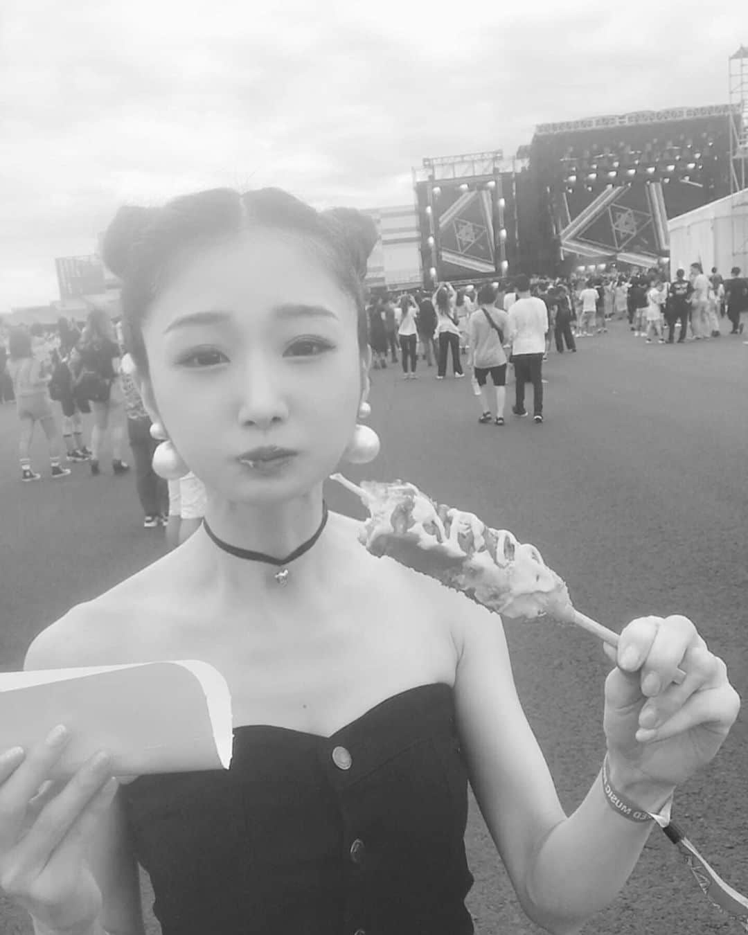 奈々子さんのインスタグラム写真 - (奈々子Instagram)「伸びませんでした（≧∇≦） . . #チーズドッグ #伸びないチーズドッグ #wiredmusicfestival2019 #n75小顔ピアス」9月15日 15時39分 - nanako__official