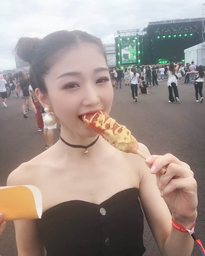 奈々子のインスタグラム：「伸びませんでした（≧∇≦） . . #チーズドッグ #伸びないチーズドッグ #wiredmusicfestival2019 #n75小顔ピアス」