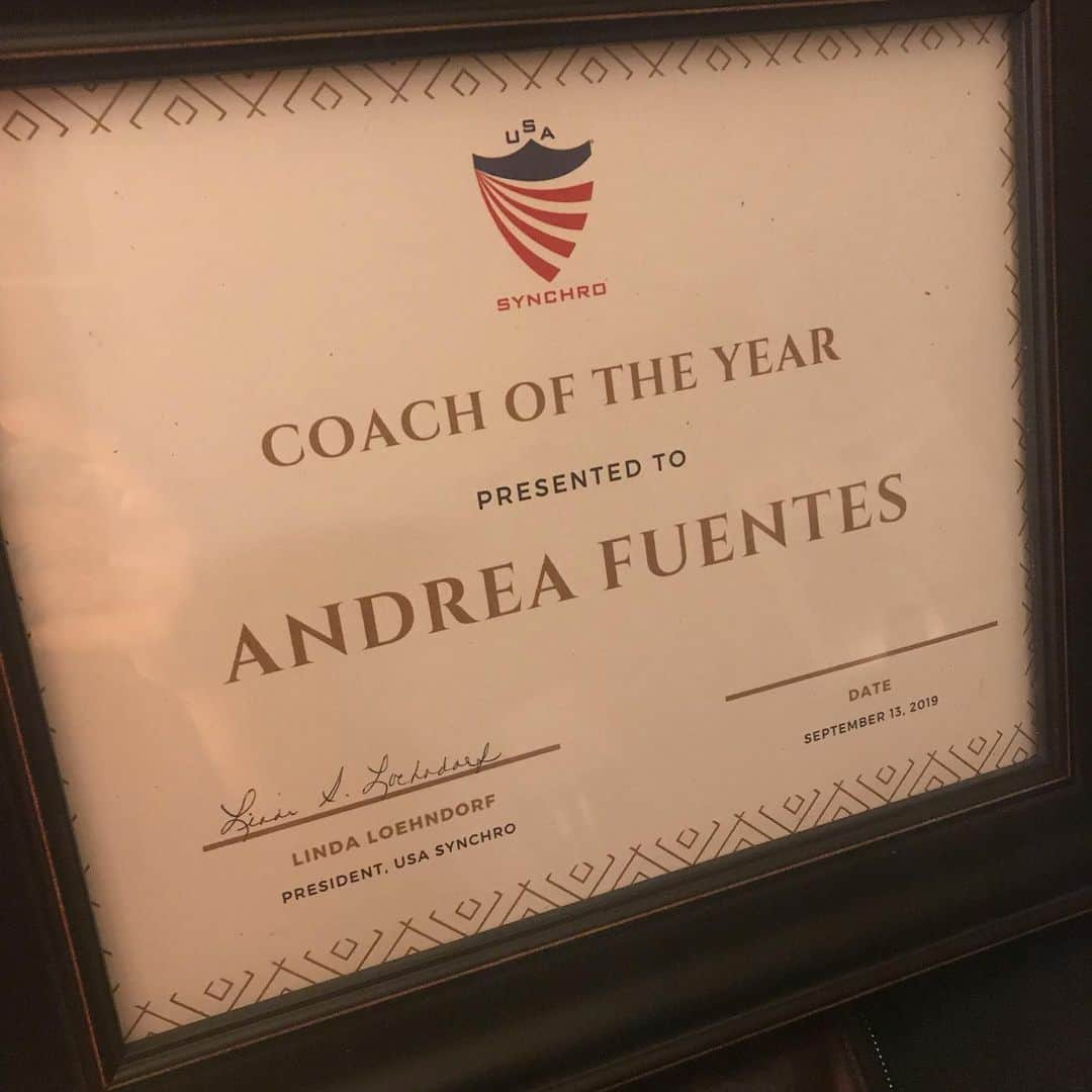 アンドレア・フエンテスさんのインスタグラム写真 - (アンドレア・フエンテスInstagram)「Athlete and coach of the year!! Thank you so much to @usasynchront, the team who makes me be a better coach everyday. This one is for you all. Congratulations @anitaaalvarez this award is more than deserved! Much more to come with the next steps!」9月15日 15時47分 - andreafuentes83