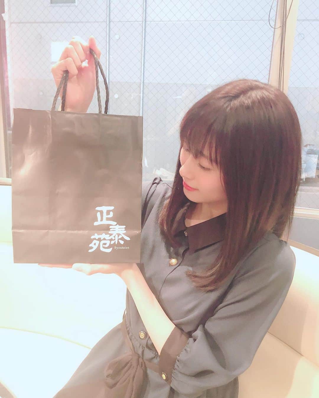 内木志のインスタグラム：「サラサラ〜♪ 東京きて初めて美容室に行ってきました💇‍♀️ 暗めに染めて、傷んでる毛先を切って、トリートメントして頂きました✨ 前髪は伸ばし中です👩 早く伸びないかな〜💭 #美容室 #東京 #AFLOAT」