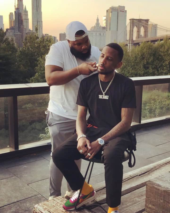 ファボラスのインスタグラム：「I’m #SoBrooklyn I told my barber meet me by the bridge.. @meetthebarber」