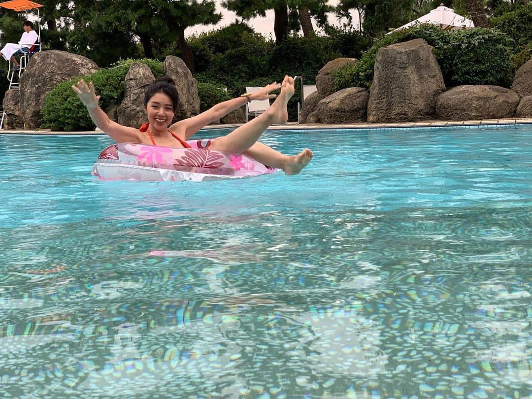 日下裕江さんのインスタグラム写真 - (日下裕江Instagram)「はしゃぐ大人🤫  プールは やっぱ気持ちいいよね💓  #hiltontokyobay #hiltongardenpool #ヒルトンガーデンプール #pool #プール #はしゃぐ大人 #夏の締めくくり」9月15日 15時53分 - hiroe___h