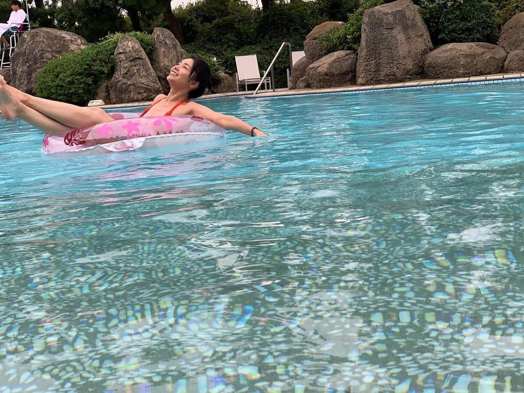 日下裕江さんのインスタグラム写真 - (日下裕江Instagram)「はしゃぐ大人🤫  プールは やっぱ気持ちいいよね💓  #hiltontokyobay #hiltongardenpool #ヒルトンガーデンプール #pool #プール #はしゃぐ大人 #夏の締めくくり」9月15日 15時53分 - hiroe___h