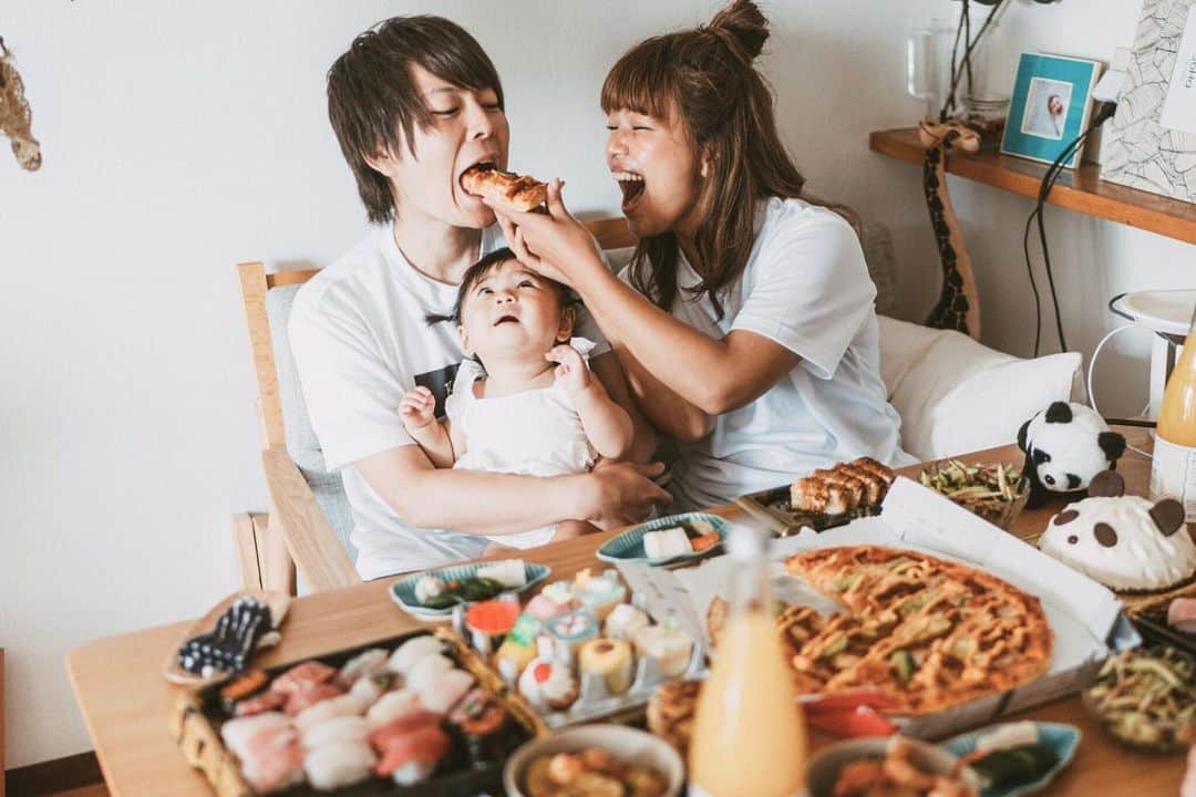 クロさんのインスタグラム写真 - (クロInstagram)「ピザってほんっと美味しいよねぇぇ🍕✨ あたちも食べたぁーーい😚って見上げているお顔♡♡ . photo by @sass_sir . . #佐々木博史 #家族写真 #familyphoto #homeparty #ホムパ #親子 #パパ娘 #パパッ子 #かわいい笑顔 #baby #女の子ママ #あいのり #ママリ#ベビフル #コドモノ #赤ちゃんのいる生活 #mamagirl #親バカ部 #楽天ROOM #smiling #smilingbaby #うちのおにぎりちゃん #smilingiscontagious #笑顔の連鎖 #ちびクロdiary #クロピータニ」9月15日 16時09分 - kuro_risa