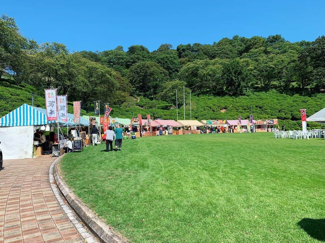 takegaeruのインスタグラム：「#焼き鳥合衆国 in 鯖江西山公園 今年は快晴☀️ 混みそうなのでオープンから行ってきました @noboru.mi_chan 居酒屋みーちゃん🏮の鳥軟骨、安定の美味さでした ご馳走でしたー！」