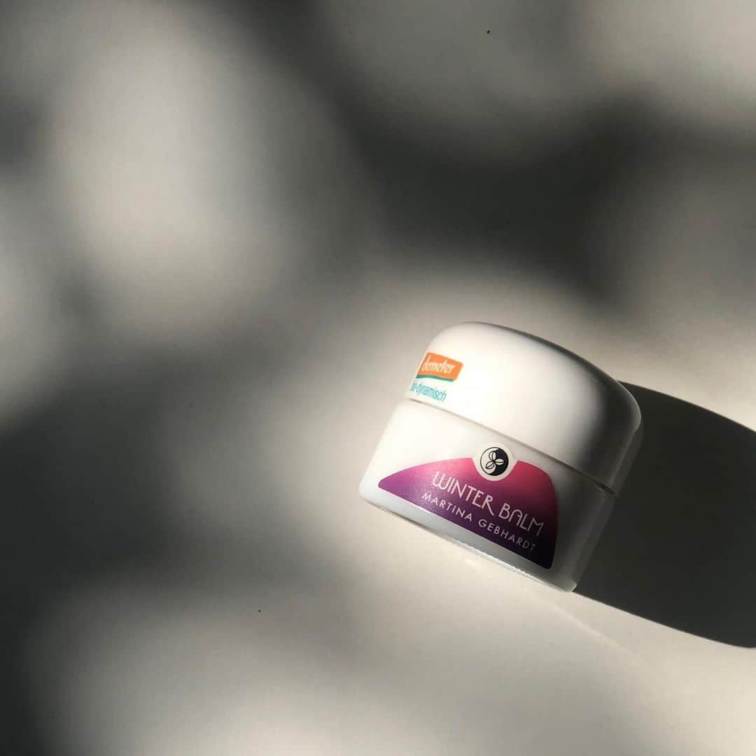 のインスタグラム：「【新商品✨限定発売】﻿ ﻿ ﻿ ﻿ カサカサ肌の救世主！﻿ ドイツのオーガニックコスメブランド『martina(マルティナ)』より冬もこわくない濃厚バームが登場♡﻿ ﻿  9月13日(金)コスメキッチンにて限定発売🌿﻿ ﻿ ﻿ 冬の厳しい環境(乾燥した風や寒さ)から肌を守り栄養を与えるバーム。﻿ 乾燥によるかさつきやごわついた肌を柔らかくしてくれます🕊﻿ ﻿ 《キー成分として🌟》﻿ ターンオーバーを促してくれる「ニンジン根エキス」や、ビタミンEがオリーブオイルの約2.5倍といわれる「ヘーゼルナッツオイル」を使用。﻿ ﻿ ﻿ お肌をやわらかくし、荒れてしまったお肌の鎮静、またエイジングケアをされたい方にもおすすめ◎﻿ 浸透力に優れ、のびが良くさらっと馴染みます✨﻿ ﻿ 一切水を含まず、じんわりとろける濃厚なテクスチャー。﻿ ﻿ クリームとしても良し、特に乾燥が気になるときにはクリームと併用しても👌🏻﻿ またスポットづかいもおすすめです。﻿ ﻿ メリッサの爽やかな香り♡﻿ ﻿ 季節の変わり目、揺らぎが気になり始める前にいかがでしょうか💁🏻‍♀️﻿ ﻿ 是非店頭でご覧くださいませ🧡﻿ ﻿ ﻿ マルティナ﻿ ▫️リッチ　スキンバルサム﻿ 15ml ￥2,200﻿ ﻿ ﻿ @martina_organic﻿ ﻿ ﻿ #cosmekitchen﻿ #コスメキッチン﻿ #mertina #マルティナ﻿ #リッチスキンバルサム﻿ #スキンケア﻿ #バーム﻿ #保湿 #保湿ケア #保湿アイテム﻿ #カサカサ肌﻿ #救世主」