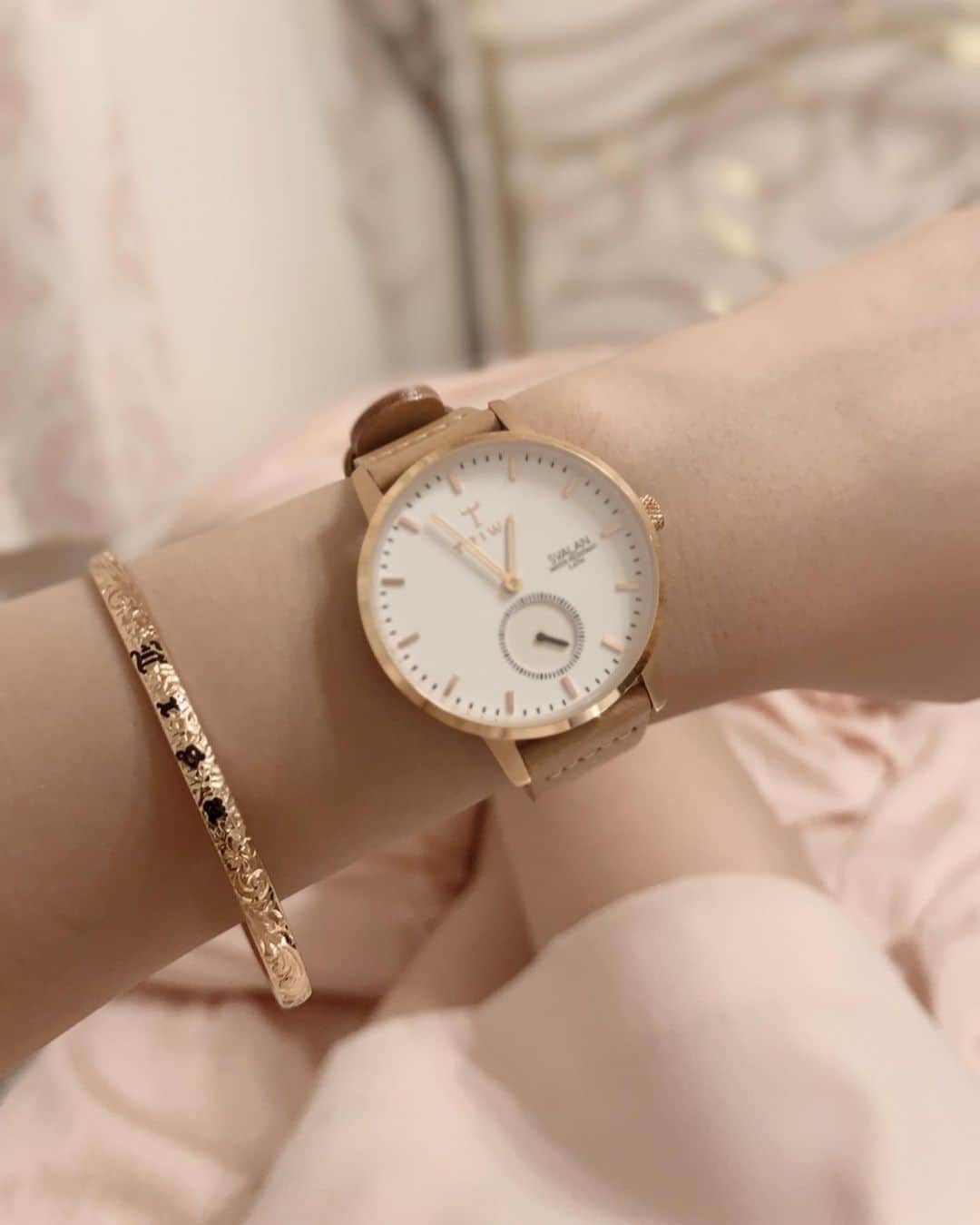 利咲さんのインスタグラム写真 - (利咲Instagram)「新しい時計⌚︎ スウェーデンのトリワというブランドです。 カラーはROSE SVALAN TAN🌹 ピンクローズが透明感あって品が良く、いろんなコーデに合わせやすいです。  スウェーデンオーガニックのストラップが柔らかくて良いですよ☺️ @triwaasiaではアジアのみんなのトリワコーデが見れます✨  https://www.triwa.com/jp/  #triwa #トリワ #TriwaShopTokyo #トリワコーデ #ROSESVALANTAN #watch #腕時計 #手元くら部 #手元倶楽部 #sweden #Stockholm @triwa」9月15日 16時15分 - himeringo908