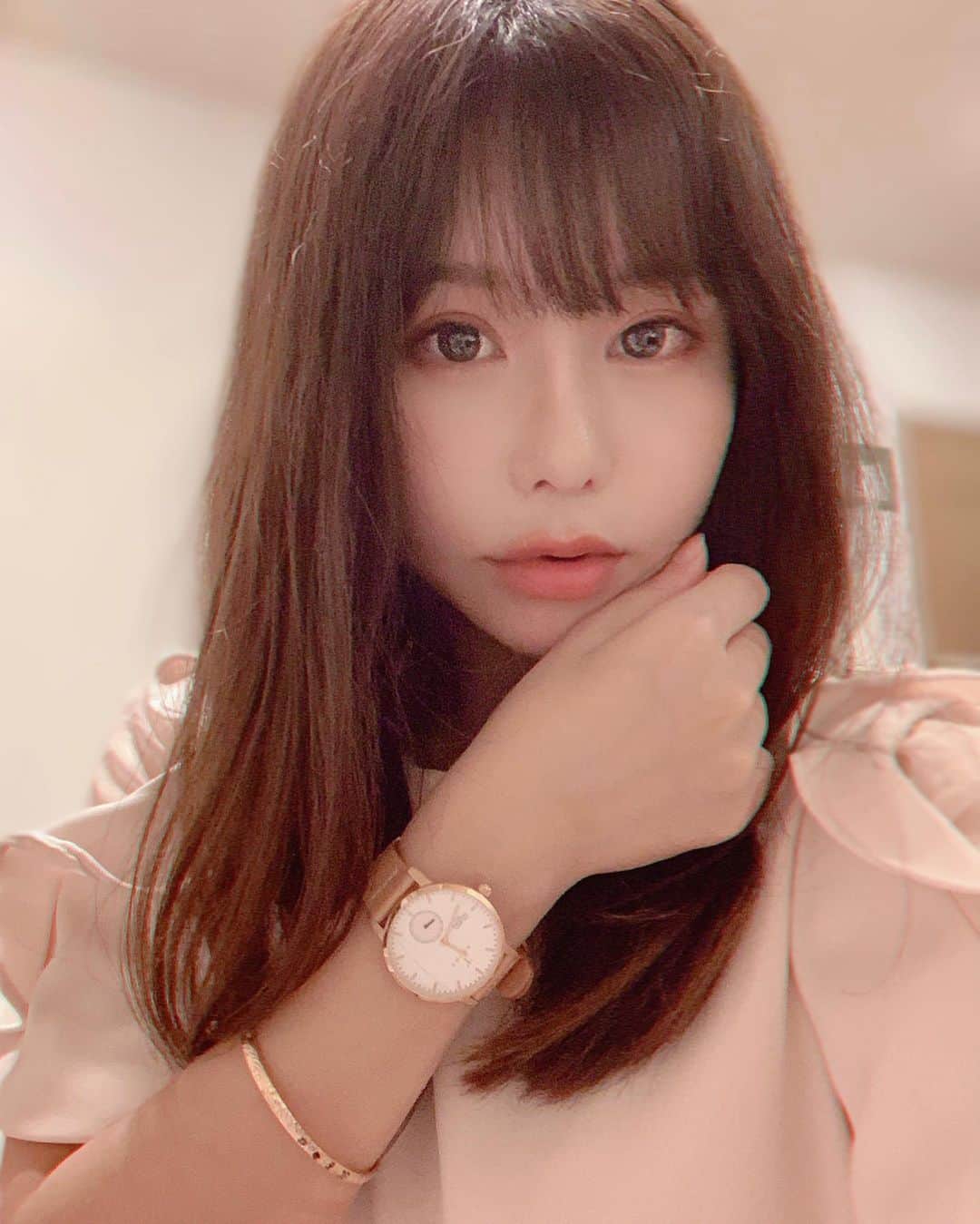 利咲のインスタグラム：「新しい時計⌚︎ スウェーデンのトリワというブランドです。 カラーはROSE SVALAN TAN🌹 ピンクローズが透明感あって品が良く、いろんなコーデに合わせやすいです。  スウェーデンオーガニックのストラップが柔らかくて良いですよ☺️ @triwaasiaではアジアのみんなのトリワコーデが見れます✨  https://www.triwa.com/jp/  #triwa #トリワ #TriwaShopTokyo #トリワコーデ #ROSESVALANTAN #watch #腕時計 #手元くら部 #手元倶楽部 #sweden #Stockholm @triwa」