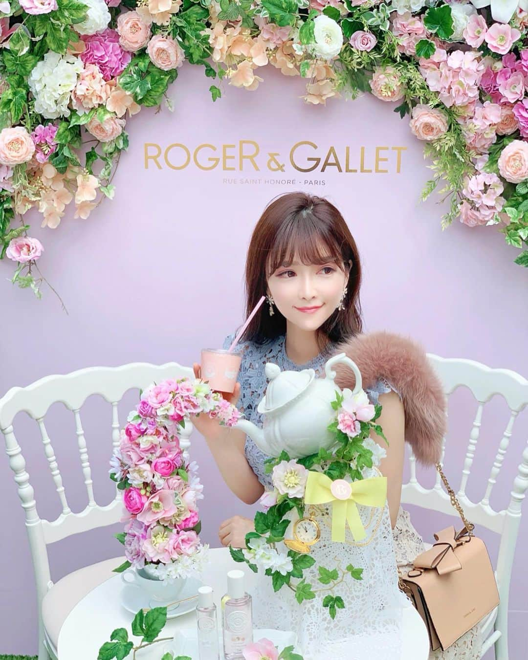 蓼沼綾さんのインスタグラム写真 - (蓼沼綾Instagram)「💐☕️👒🐩💛 ^_^ ご招待いただきROGER&GALLET( @roger_gallet_jp )の ポップアップへお邪魔してきました💛 ・ 紅茶の香りのコロン💫 なんて夢があるの！ 使うのが楽しみだなぁ💖 華やかなのに軽いつけ心地で ギフトにもとっても喜ばれそう☺💐️💖 ・ この可愛すぎる空間はなんと 今日明日限定！有楽町駅前広場(マルイ前)で開催中💐 KUSMI teaとのコラボカフェもあるので お近くの方は是非足を運んでね🐩💕 ・ ・ #ロジェガレコロン #テワンダーランド #テファンタジー #不思議の庭のティータイム #rogergallet #有楽町 #東京カフェ巡り #kusmitea #クスミティー #ティーパーティー #teaparty #rosegarden #レセプションパーティー #紅茶の香り #ポップアップ #popupevent #pr #카페투어 #카페추천 #일본여행 #오오티디 #cafedeparis #cafestagram #afternoontea #アフタヌーンティー」9月15日 16時19分 - tadeaya