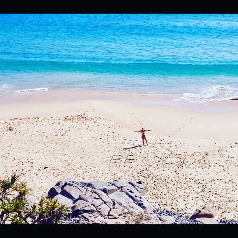 メーガン・ネイのインスタグラム：「➖Be YOU➖ My coach once said to me.... “megz, wouldn’t it be boring if we were all the same”.... I loved this and from then on, why try and fit in, when you were born to STAND out☑️... 💁🏼‍♀️ love you, be you, dream for you and work hard to be the best YOU u can be!  Truly hope you had a beautiful wkd 😘😁 (also smile) u r amazing 🤩. Ps made this Be YOU out of rocks on the sand... swam in crystal clear water...!! how bloody good 😍😍😍 #BeYOU #visitnoosa」