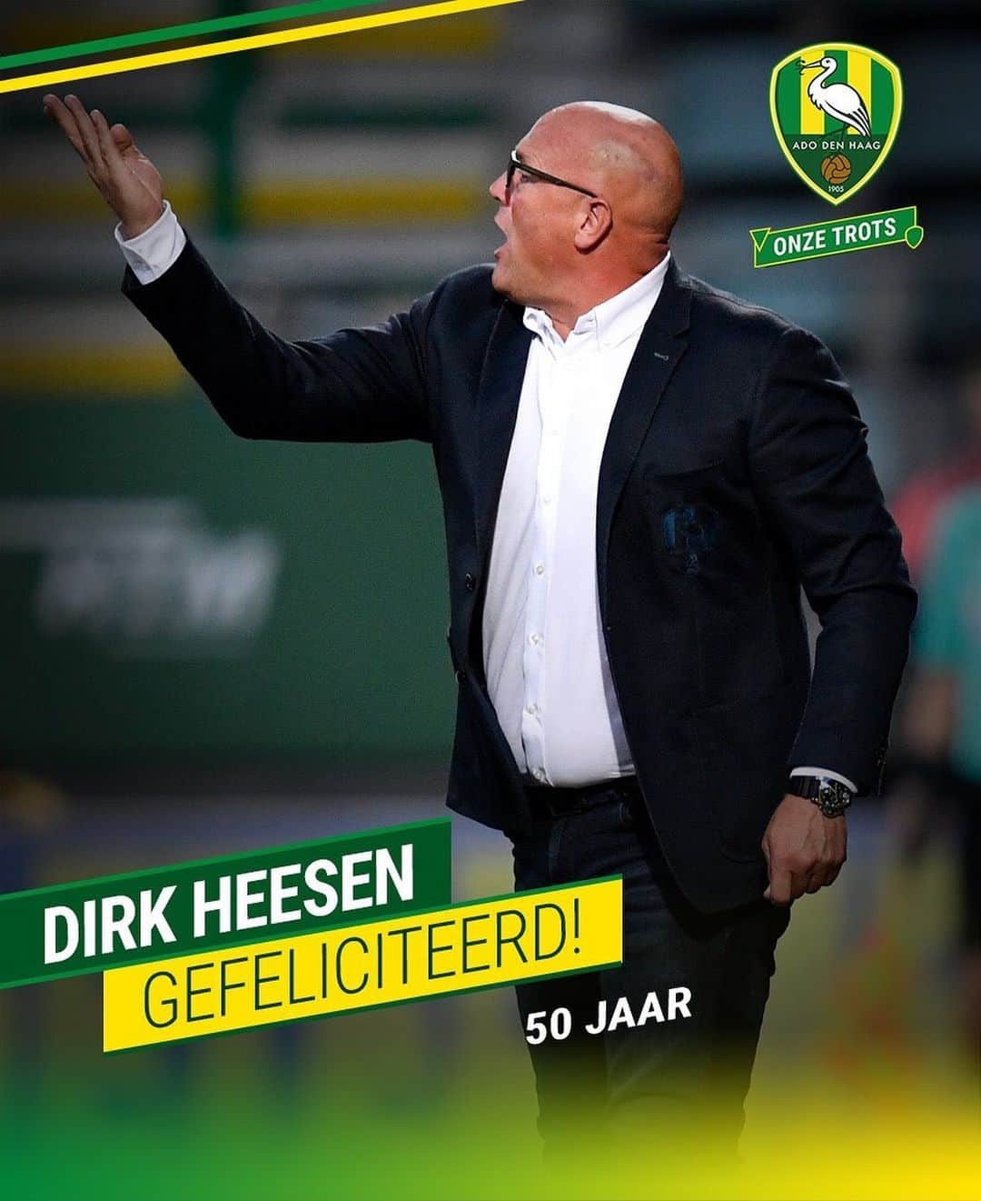 ADOデン・ハーグさんのインスタグラム写真 - (ADOデン・ハーグInstagram)「Assistent-coach Dirk Heesen ziet Abraham! 👀 Gefeliciteerd met je 5️⃣0️⃣ste verjaardag en natuurlijk ook een fijne Matchday, Dirk! 🎊」9月15日 16時31分 - adodenhaag