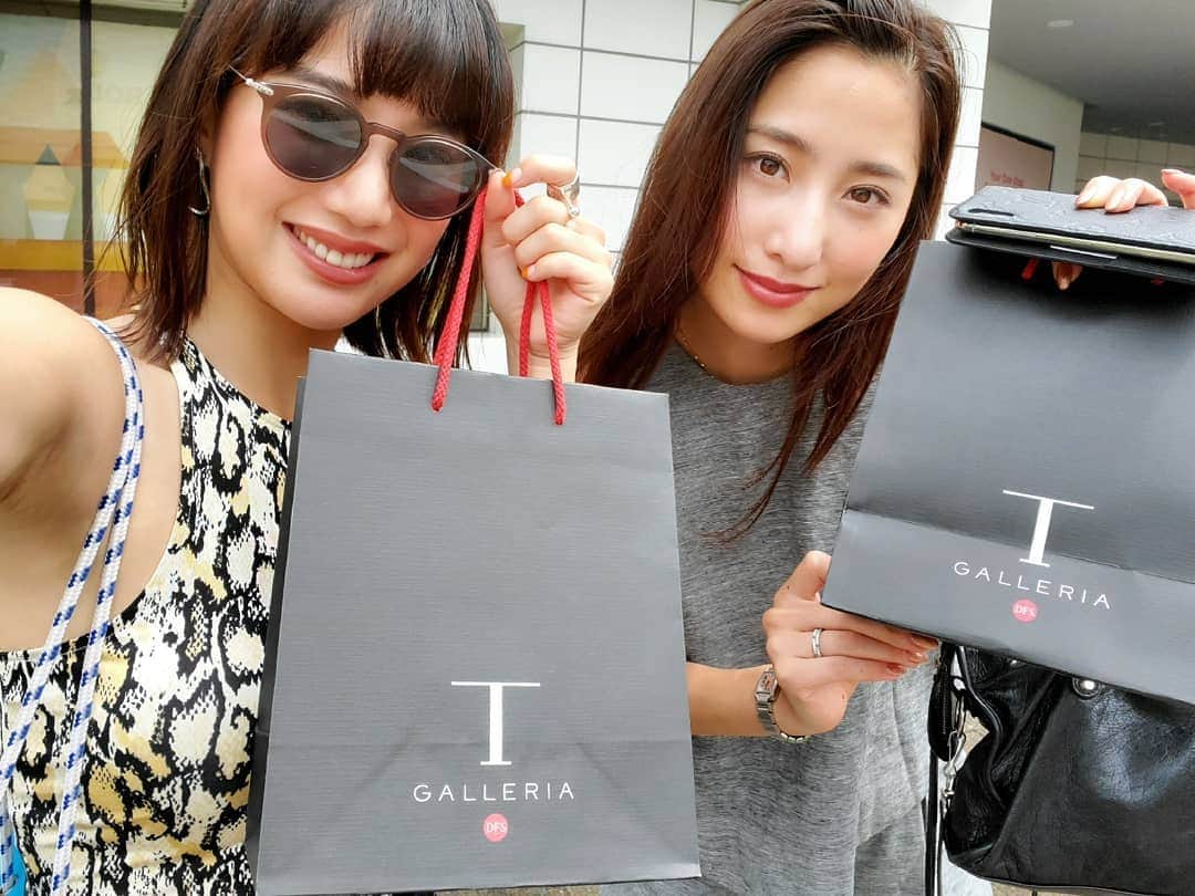 のインスタグラム：「G  U  A  M ✈︎ . 初日にTギャラリア買うか 悩んでいたものを最終日に追加購入🌱 . お気に入りの物に出逢えて お得にショッピング出来て嬉しい〜♡ . そして、Tギャラリア グアムには ユナイテッド航空の チェックインカウンターがあるって知ってた？  荷物も預けられて そのまま空港まで運んでくれるので、 重い荷物を持たずに最終日も移動できるし、 空港までの無料の送迎バスも出ていて、 私達もそれで空港まで向かいました✨ 空港に到着したら チェックインは済んでいるので 真っ直ぐにセキュリティチェックを通るだけ！ すごく楽だしチェックインの 並ぶ時間も短縮される分、 ギリギリまでグアムの プレジャーアイランド辺りを観光出来るので 本当にオススメ😳 . . . #tgalleriaguam #dfsguam #tギャラリアグアム #tギャラリア #tgalleria #dfs #outriggerguam #outriggerguambeachresort #pressureislandguam #renaotravel #renaotravel_guam  #グアム #女子旅 #グアムお買い物 #グアム旅行」