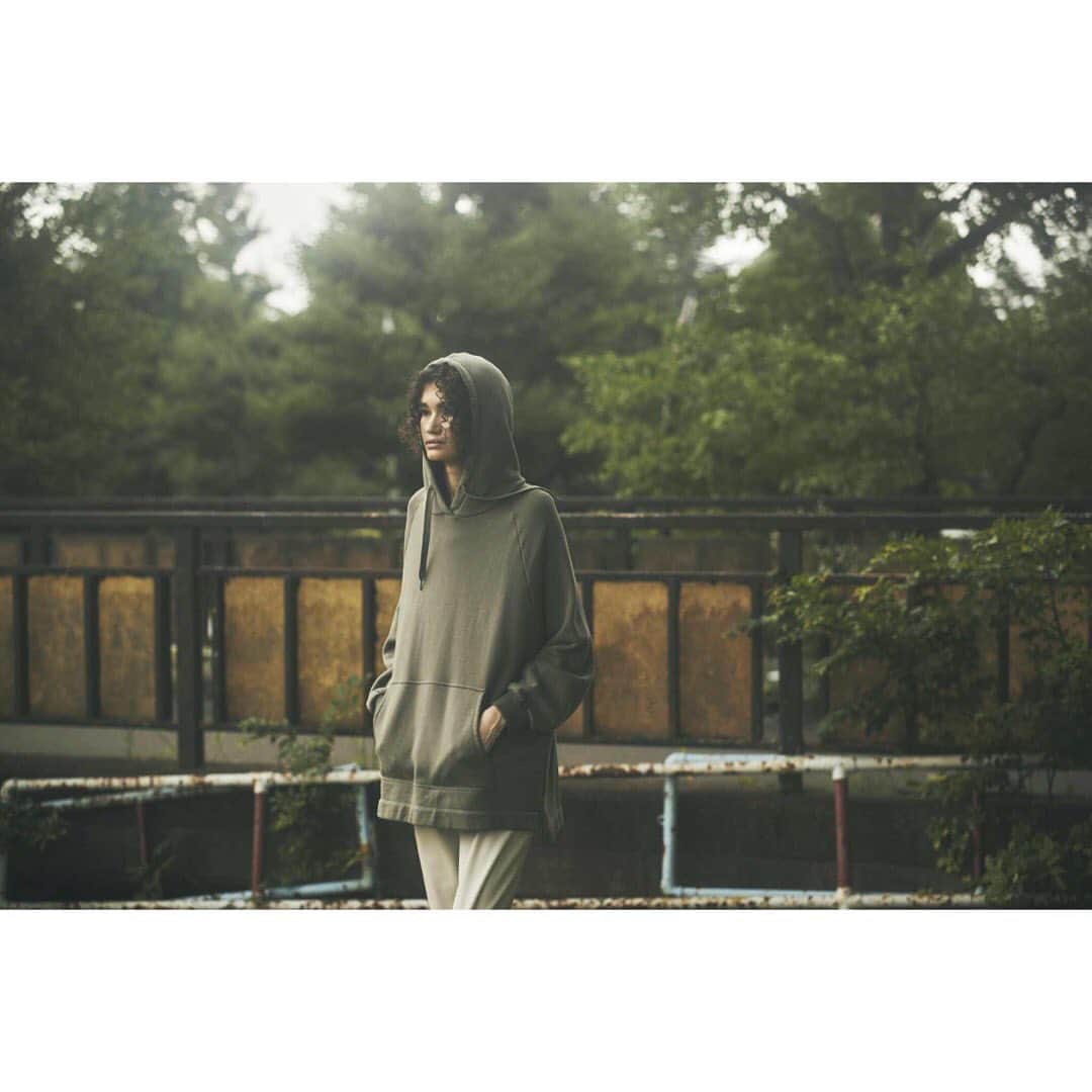 MAISON DE REEFURのインスタグラム：「. 【FAMOUS COLLECTION】Big Hoodie / @maisondereefur . オーバーサイズシルエットを活かしながら、柔らかさとしなやかさをより追求したビッグフーディー。 . より柔らかく軽量化したカシミアタッチの素材を使用し、シンプルで軽やかなニュアンスカラーをセレクト。 デザインはメンズライクな、大胆な身幅とヒップが隠れる長い着丈が特徴。サイドスリットを入れ、前後差をつけることで抜け感のある大人スウェットに仕上げています。 レギンスやスキニーなど、タイトなボトムスと合わせるコーディネートがおすすめです。 . 【 展開店舗 】 代官山本店・ルミネエスト新宿店・博多店・OFFICIAL WEB SHOP ・ZOZOTOWN ※ルミネエスト新宿店では、-9/16(Mon)までの期間中、ハウスカードご利用で［10％OFF］になるハウスカードキャンペーンも開催中です。 ※博多店では、9/20(fri)-9/23(mon)の期間中、ハウスカードご利用で［10％OFF］！事前お取り置きも承り中！ . #maisondereefur #2019aw #new #collection #autumn #winter #メゾンドリーファー #秋冬コレクション」