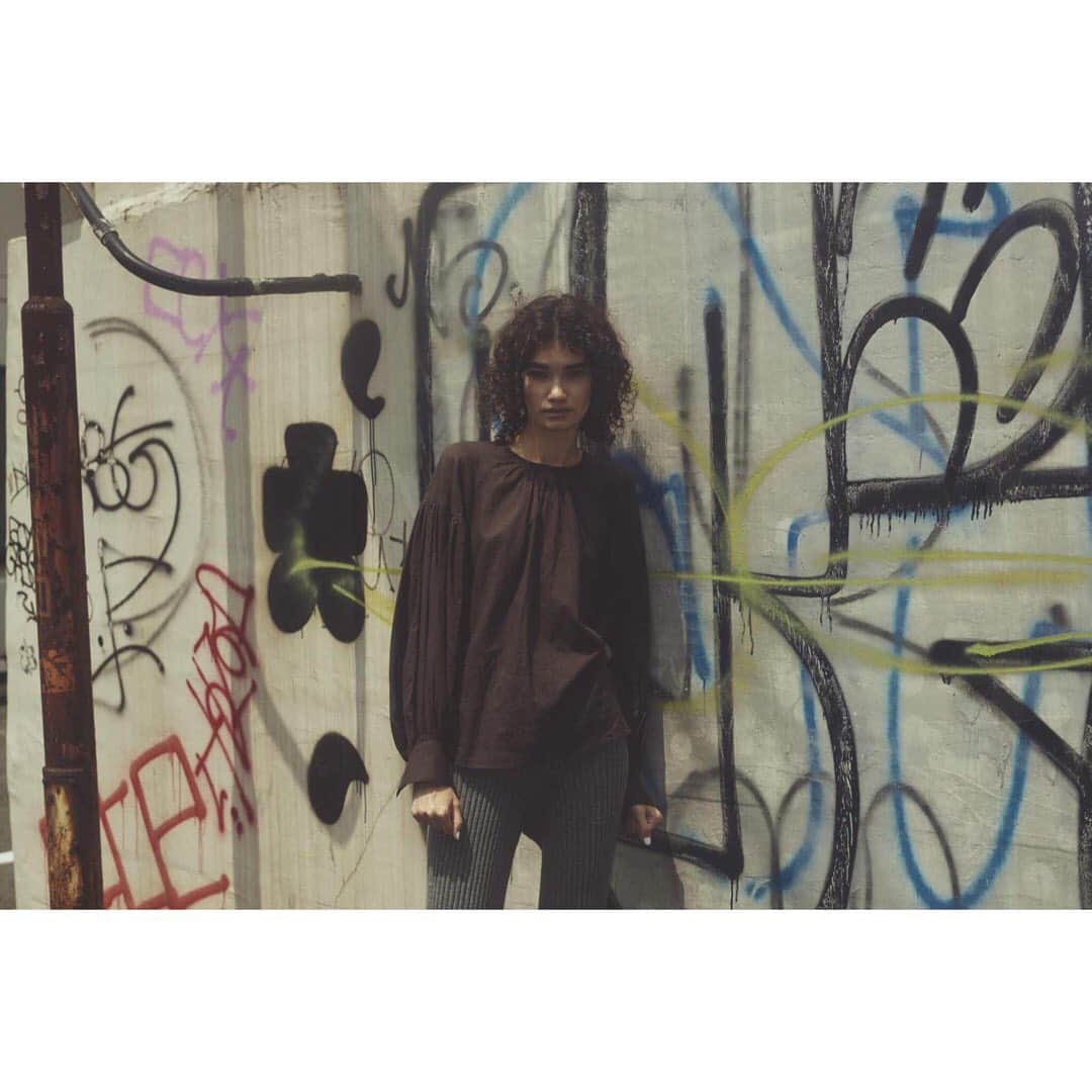 MAISON DE REEFURのインスタグラム：「. Volume Sleeve Shirt / @maisondereefur . ふんわりとしたギャザー使いやボリューム感が印象的なトップス。 ディテールは少し甘めなデザインで、素材感やシルエットはガーリーになりすぎないようバランスを取っています。 コーディネートのアクセントにもなるアイテムです。 . 【 展開店舗 】 代官山本店・ルミネエスト新宿店・博多店・OFFICIAL WEB SHOP ・ZOZOTOWN . ※ルミネエスト新宿店では、-9/16(Mon)までの期間中、ハウスカードご利用で［10％OFF］になるハウスカードキャンペーンも開催中です。 ※博多店では、9/20(fri)-9/23(mon)の期間中、ハウスカードご利用で［10％OFF］！事前お取り置きも承り中！ . #maisondereefur #2019aw #new #collection #autumn #winter #メゾンドリーファー #秋冬コレクション」