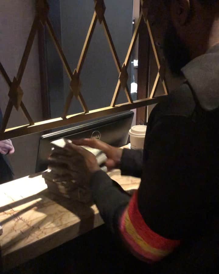 グッチ・メインのインスタグラム：「Money so tall it bout to fall 🤦🏿‍♂️💰💪🏿 #Back2Vegas」