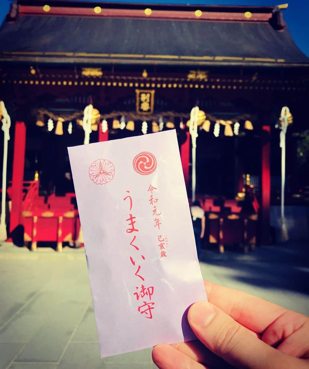 美川憲二さんのインスタグラム写真 - (美川憲二Instagram)「鹽竈神社でお参りよ〜⛩🙏✨✨✨✨✨✨✨✨✨✨ 御利益のある 撫で牛ちゃんにチュー💋 笑。笑。 #鹽竈神社  #宮城県塩釜市  #お参り  #撫で牛にチュー #うまくいく御守りゲット  #美川憲二 #ものまね」9月15日 16時46分 - mikawakenji