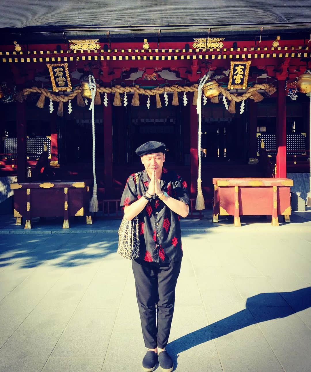 のインスタグラム：「鹽竈神社でお参りよ〜⛩🙏✨✨✨✨✨✨✨✨✨✨ 御利益のある 撫で牛ちゃんにチュー💋 笑。笑。 #鹽竈神社  #宮城県塩釜市  #お参り  #撫で牛にチュー #うまくいく御守りゲット  #美川憲二 #ものまね」