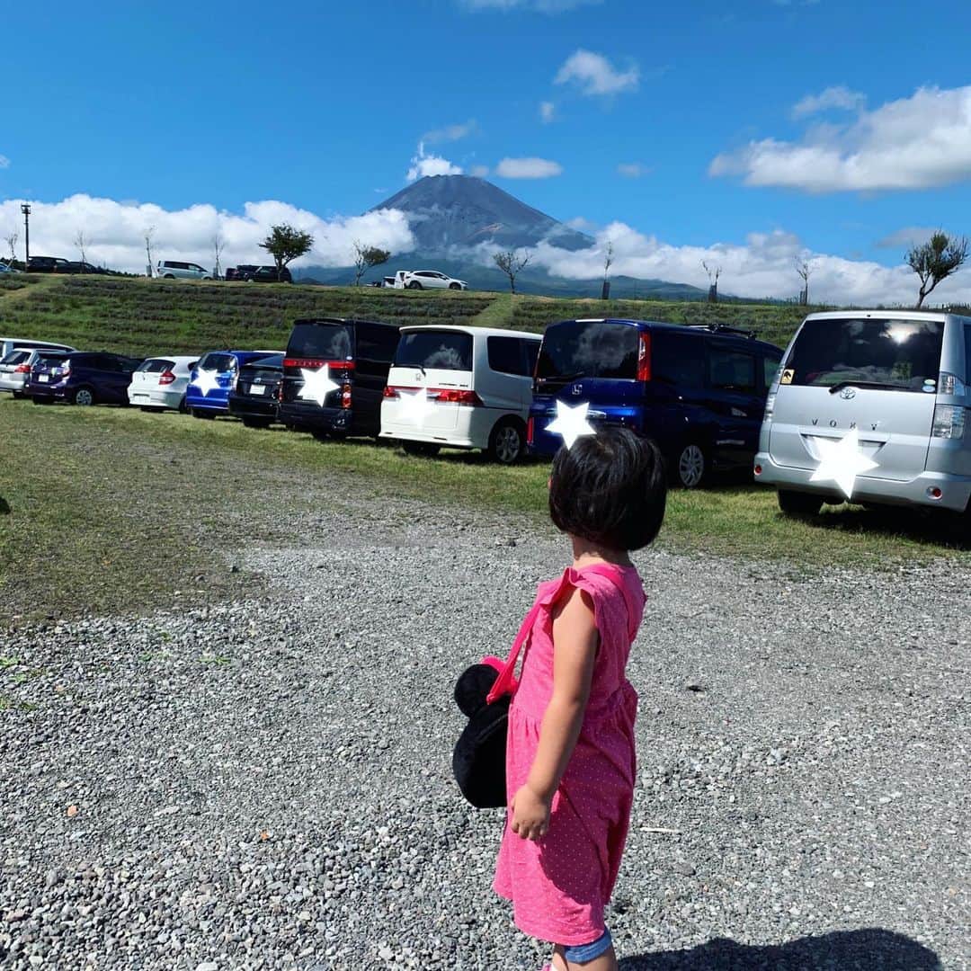 井上和香さんのインスタグラム写真 - (井上和香Instagram)「. 「富士山って名前が可愛いから富士山に触りたくなっちゃった〜💕」 4歳児の富士山を見ての感想。  凡人の私には思いつかない😅😅 . #母娘ドライブ #富士山と4歳児 #三連休でどこも混んでるね」9月15日 16時53分 - inoue_waka