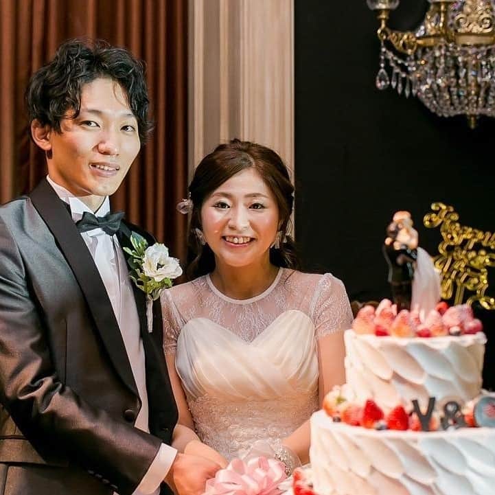ホテルモントレウェディング【公式】 のインスタグラム：「♥ ￣￣￣￣￣￣￣￣￣￣ @montereyweddingをフォローして 『 #モントレ花嫁 』『 #ホテルモントレ』の タグをつけて投稿してくださいね＊*. ・ ホテルモントレ グラスミア大阪 @grasmereosaka.weddingの #卒花嫁 @cxywedd1117 さまより 素敵なお写真をリグラムさせていただきました！ ・ 定番のケーキ入刀シーンは ゲストお待ちかねのシャッターチャンス♡ ファーストバイトも素敵です＊* ・ #モントレ #モントレ花婿  #プレ花嫁 #卒花 #marry花嫁 #dressy花嫁 #farnyレポ #プラコレ ﻿#maricuru #dressy花嫁 #日本中のプレ花嫁さんと繋がりたい #ウエディングニュース #flower #ウェディングドレス #dress #結婚式 #披露宴 #結婚式場 #2019年秋婚 #2019年冬婚 #ホテルモントレグラスミア大阪 #グラスミア大阪 #大阪 #ウェディングケーキ #ファーストバイト #パーティレポ #オリジナルケーキ」