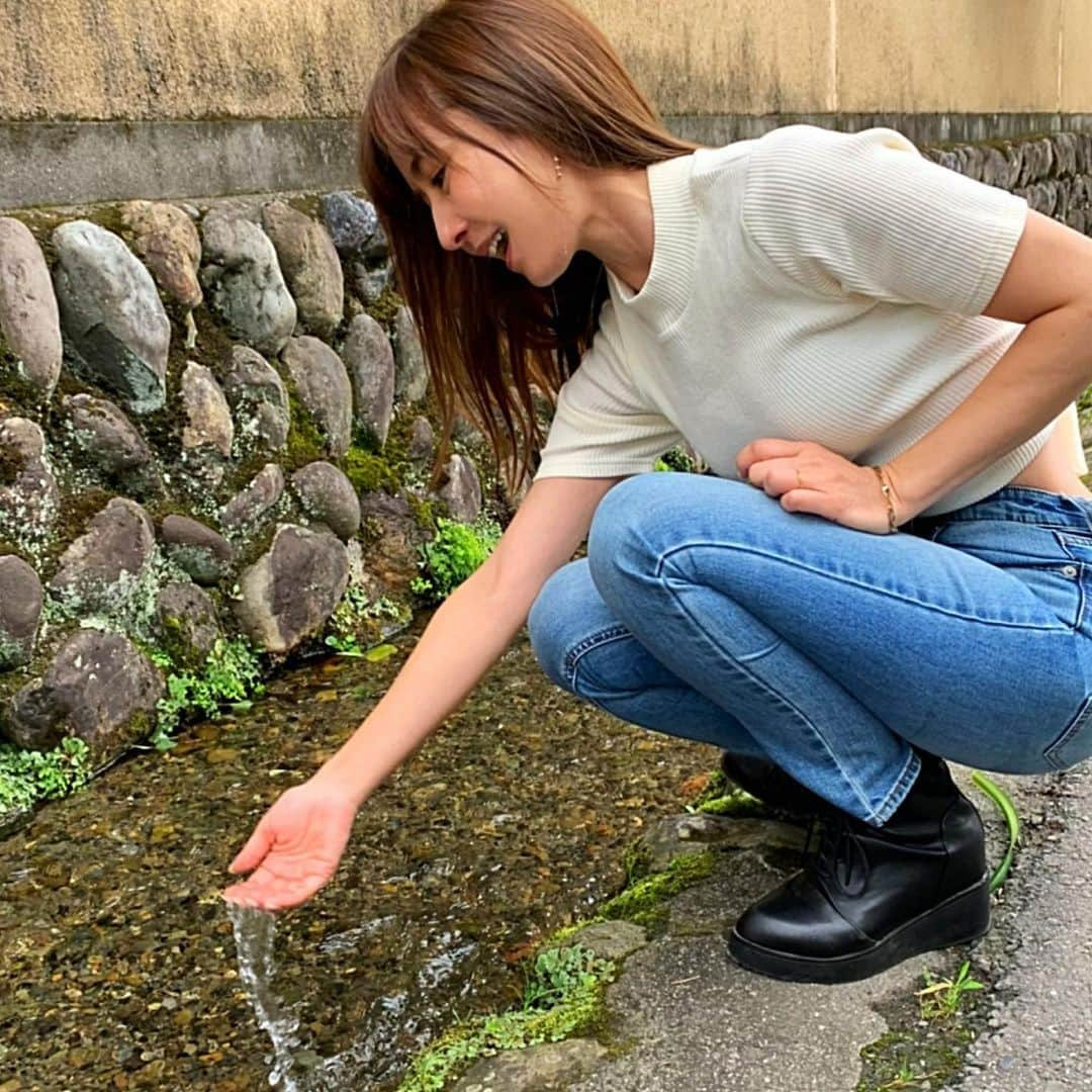 山川恵里佳さんのインスタグラム写真 - (山川恵里佳Instagram)「: : 癒される場所探しに行くの得意🌳✨ : 歩くの大好き✴︎ : それなのに秋も花粉症🤧 : : #癒しスポット#緑#自然#小川#デニムコーデ#花粉症#秋#nature#instagood#lifestyle#forest#love#todayscode#denim#denimstyle#autumn#데님#자연#치유#오오티디#데일리록#풍경#일본#가을#머리스타그램 : 「その歳でお腹出すのやめた方がイイと思います。」←私もそう思います笑 Tシャツが縮んじゃったということで🙏」9月15日 16時56分 - erika_3_official