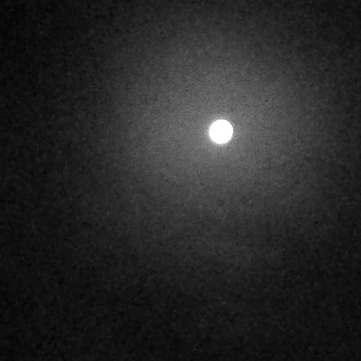 パク・ヒョヌのインスタグラム：「🙏 .  #보름달 #소원성취 #흑백사진 #흑백 #추석끝」