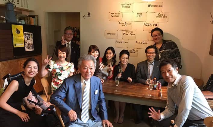 岡安弥生さんのインスタグラム写真 - (岡安弥生Instagram)「久しぶりに、みんなに会えて嬉しくて飲み過ぎちゃいました。帰り道、ホームに、酔っ払いのおじさん2人…明二&健三郎(≧∀≦)#朝ズバファミリー#結婚パーティー#高畑百合子 #みのもんた#小松成美#若狭勝#与良正男#柿崎明二 #池田健三郎#根本美緒#米田やすみ#美馬玲子#山元香里 #吉田明世#奥平邦彦#幸せ#久しぶり#相沢礼子ちゃん#山縣苑子ちゃん#セントフォース」9月15日 17時03分 - yayoin3