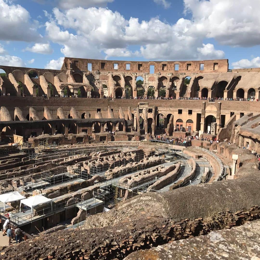 橘珠里さんのインスタグラム写真 - (橘珠里Instagram)「#Colosseo ⠀ ⠀ #ローマ の #コロッセオ は事前に予約をしておいたので、スムーズに入場でき良かったです！⠀ ⠀ コーデは秋に着たいお洋服を持って行きました🍁 イタリアはまだまだ暖かいですが、、朝晩はひんやりしていたのでこのコーデがぴったりでした🎶 ⠀ ⠀ #outfit ⠀ * アゼ編みカーディガントップス * サンディングフレアスカート ⇨ @roomys_official ⠀ ⠀ スカートの下には﻿﻿ ﻿﻿ @gyugyugyu_lme さんの#骨盤ショーツ﻿﻿ ﻿ ﻿﻿﻿ ﻿#ギュギュギュ をはいています◡̈⃝︎ ⠀ ⠀ 旅行中は写真をたくさん撮るので、シュッとしたお腹がキープできてありがたいです⠀ ⠀ 今ならセット割キャンペーもあるそうですよ✨ *----*----*----*----*----* #roomys #roomys_style #roma #rome #italy #honeymoon  #ルーミィーズ #イタリア #イタリア旅行 #新婚旅行 #ハネムーン #秋コーデ #ヒョウ柄 #ヒョウ柄スカート #レオパード #レオパードスカート #レオパード柄 #レオパード柄スカート」9月15日 17時09分 - jurinu