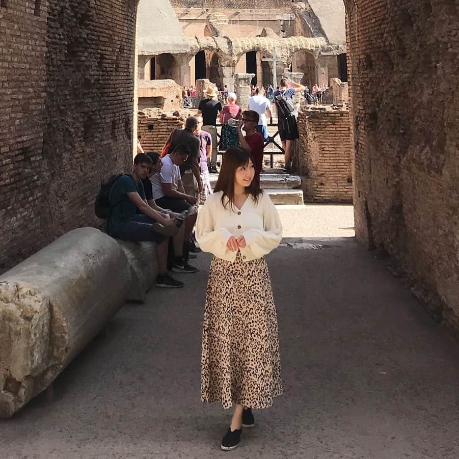 橘珠里さんのインスタグラム写真 - (橘珠里Instagram)「#Colosseo ⠀ ⠀ #ローマ の #コロッセオ は事前に予約をしておいたので、スムーズに入場でき良かったです！⠀ ⠀ コーデは秋に着たいお洋服を持って行きました🍁 イタリアはまだまだ暖かいですが、、朝晩はひんやりしていたのでこのコーデがぴったりでした🎶 ⠀ ⠀ #outfit ⠀ * アゼ編みカーディガントップス * サンディングフレアスカート ⇨ @roomys_official ⠀ ⠀ スカートの下には﻿﻿ ﻿﻿ @gyugyugyu_lme さんの#骨盤ショーツ﻿﻿ ﻿ ﻿﻿﻿ ﻿#ギュギュギュ をはいています◡̈⃝︎ ⠀ ⠀ 旅行中は写真をたくさん撮るので、シュッとしたお腹がキープできてありがたいです⠀ ⠀ 今ならセット割キャンペーもあるそうですよ✨ *----*----*----*----*----* #roomys #roomys_style #roma #rome #italy #honeymoon  #ルーミィーズ #イタリア #イタリア旅行 #新婚旅行 #ハネムーン #秋コーデ #ヒョウ柄 #ヒョウ柄スカート #レオパード #レオパードスカート #レオパード柄 #レオパード柄スカート」9月15日 17時09分 - jurinu
