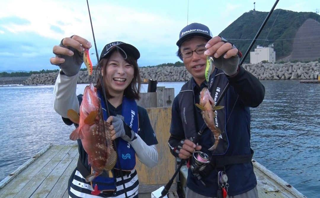 高本采実さんのインスタグラム写真 - (高本采実Instagram)「🐟 先日ロケで福井のあみや渡船さんへ⛴ 今回の釣場はイカダです(o^^o) . 筏からのエギングで まさかのアコウＷヒット🥳💮✨ エギでアコウを... しかも広瀬さんとＷゲットしちゃいました😳🎣 . . . . . #ルアルアチャンネル  #ルアー #ルアーフィッシング #ソルトウォーター #釣り番組 #レポーター #majorcraft #広瀬達樹 さん #ヒロセマン #餌木蔵  #若狭大島  #あみや渡船 #筏 #海釣り #エギング #アコウ #釣り #fishing #釣り好き #釣りガール #fishinggirl #高本采実 #あやみん #ayamistagram」9月15日 17時10分 - ayami__summer