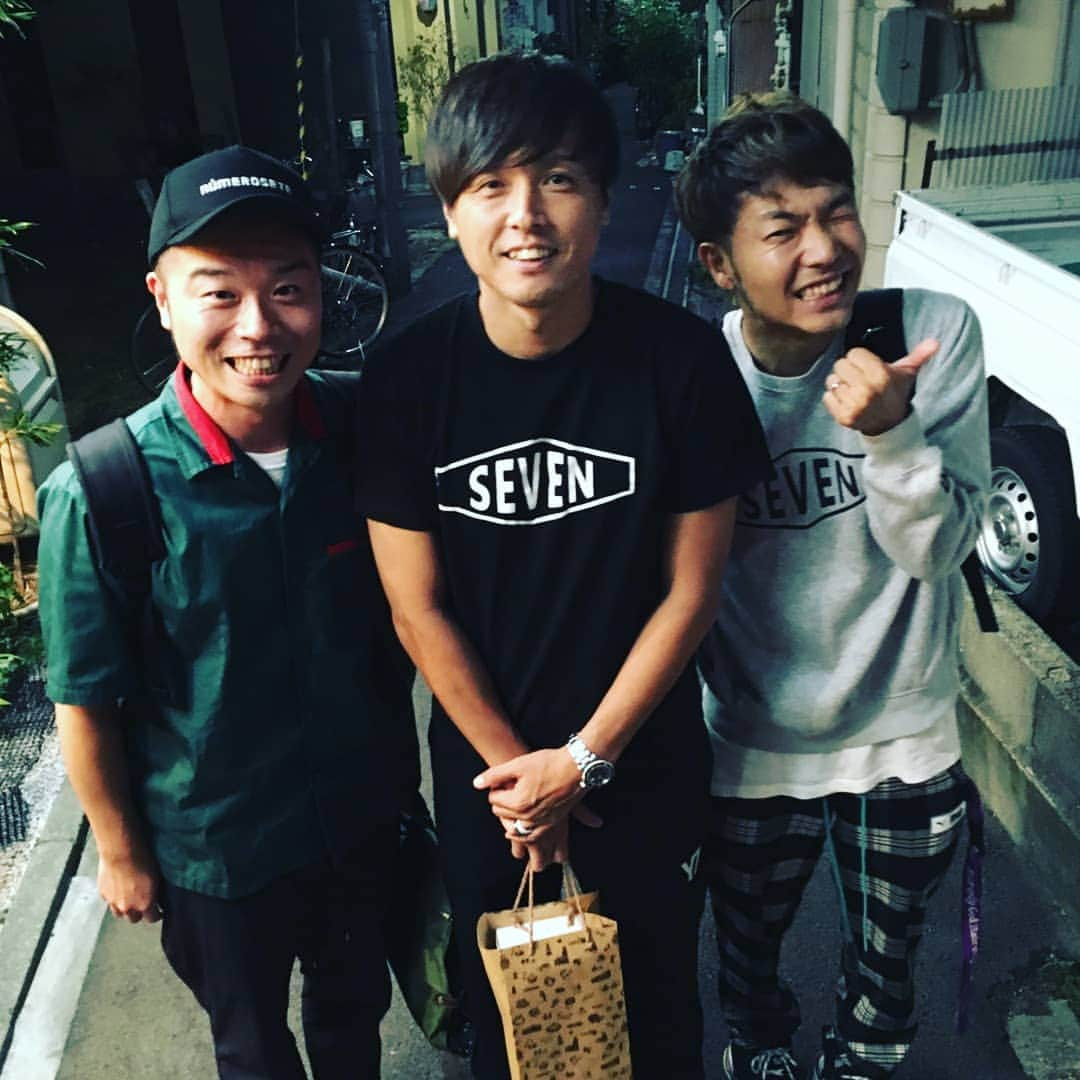 山名文和さんのインスタグラム写真 - (山名文和Instagram)「こんっなに 優しい人 会ったことないと思った。  スーパースターは、 どこまでも スーパースターやった。  まじでまじでまじで、 ずーっと、この表情のまんまなんよ。 伝わるかなあ。 なんか、このまんま。 伝わるといいなあ。 伝えたいけど、ムズいなあ。  例えば、 竹刀を振り回してるおじいちゃんが居たとして、そこに素早く右へ左へ避けながらふところに入っていくおばあちゃんがいるとする。そのまま、そのおばあちゃんはおじいちゃんの胸ぐらを掴んで  いや、これちゃうなあ。  むずいわあ  伝えたかったなあ。 優しかったのになあ。  #遠藤保仁　 #スーパースター #菩薩」9月15日 17時16分 - fumikazu_yamana