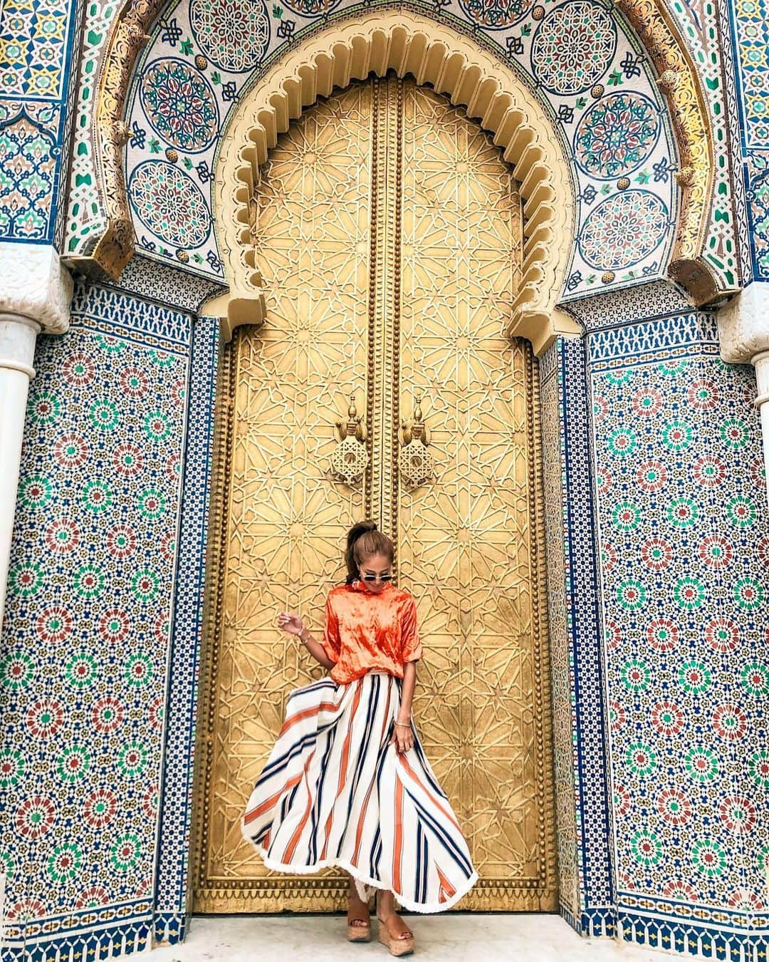 福井仁美さんのインスタグラム写真 - (福井仁美Instagram)「The 1200year old UNESCO listed medina of Fez is quite haunting and enchanting!! ・ 📍 Fes Oldtown ─────────────────────── Morocco roadtrip 2都市目は、シャウエンから5時間くらいかけて着いた世界遺産の街フェズ！ ・ 迷宮都市といわれるほど入り組んで細い道が続く旧市街。この時代に地図が全く役に立たない場所なの。 コーディネーターのガイドさんに連れられてこの素敵すぎる門からフェズの迷路の始まり🏺🏺 ・ #fes #fez #fezmorocco #フェズ #fès #世界遺産 #worldheritage #morocco #shooting #moroccotravel #moroccotrip #morocco_vacations #モロッコ #モロッコ旅行 #jetsetter #المغربية  #travelphotography #travelersnotebook  @mytrip_stw」9月15日 17時21分 - hitton28