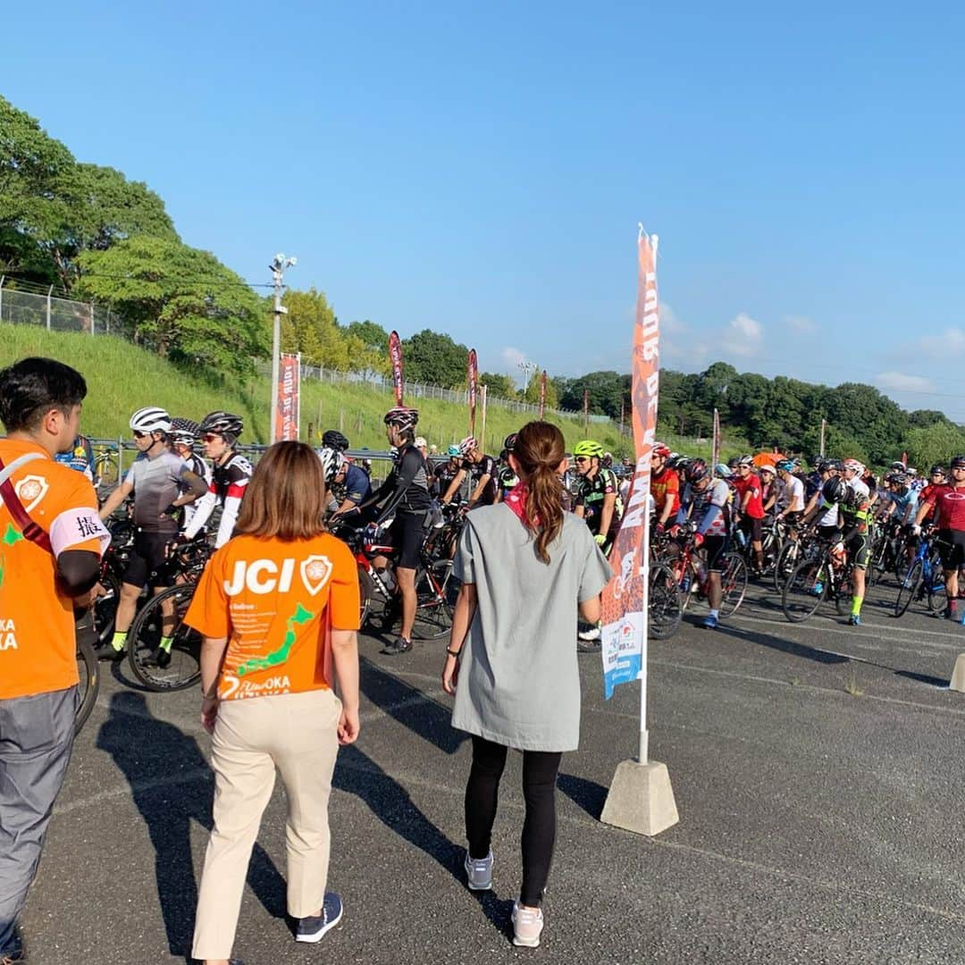 坪井ミサトさんのインスタグラム写真 - (坪井ミサトInstagram)「. . 福岡で開催された "TOUR DE KAMA" サイクルエキスポ2019 へ行ってきました🚴‍♀️🚴‍♂️ . スタート前には参加者の方に インタビューをさせて頂き、 元気いっぱいで素敵な笑顔が印象的でした☺️ . 会場には様々なブースがあり、 普段見れない戦闘機を間近で見れて興奮しました😂 . 特産品ブースへ行くと、 東京では売っていないお値段で BIGオクラを発見！即お買い上げしました🍆🥬笑 . グルメcarもたくさんあり、 私は「佐世保バーガー」を頬張りました🍔 すごくボリューミーで美味しかったです💕 . 初めてのサイクリングイベントは とっても楽しくて、 私もチャレンジしてみたくなりました！ 来年は参加者としてまた訪れたいな😏💪 . 参加者の皆さん、スタッフの方々 暑い中お疲れ様でした😌😌 とっても素敵なイベントでした🥰 . . #tourdekama #サイクリング #自転車 #fukuoka #sport #飯塚 #福岡 #サイクリング大会 #野球 #野球女子 #run #running #fitness #fitnessgirl」9月15日 17時27分 - misato1030