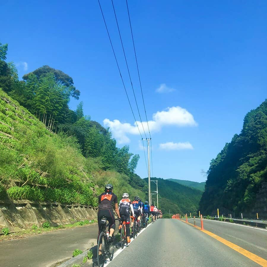 坪井ミサトさんのインスタグラム写真 - (坪井ミサトInstagram)「. . 福岡で開催された "TOUR DE KAMA" サイクルエキスポ2019 へ行ってきました🚴‍♀️🚴‍♂️ . スタート前には参加者の方に インタビューをさせて頂き、 元気いっぱいで素敵な笑顔が印象的でした☺️ . 会場には様々なブースがあり、 普段見れない戦闘機を間近で見れて興奮しました😂 . 特産品ブースへ行くと、 東京では売っていないお値段で BIGオクラを発見！即お買い上げしました🍆🥬笑 . グルメcarもたくさんあり、 私は「佐世保バーガー」を頬張りました🍔 すごくボリューミーで美味しかったです💕 . 初めてのサイクリングイベントは とっても楽しくて、 私もチャレンジしてみたくなりました！ 来年は参加者としてまた訪れたいな😏💪 . 参加者の皆さん、スタッフの方々 暑い中お疲れ様でした😌😌 とっても素敵なイベントでした🥰 . . #tourdekama #サイクリング #自転車 #fukuoka #sport #飯塚 #福岡 #サイクリング大会 #野球 #野球女子 #run #running #fitness #fitnessgirl」9月15日 17時27分 - misato1030