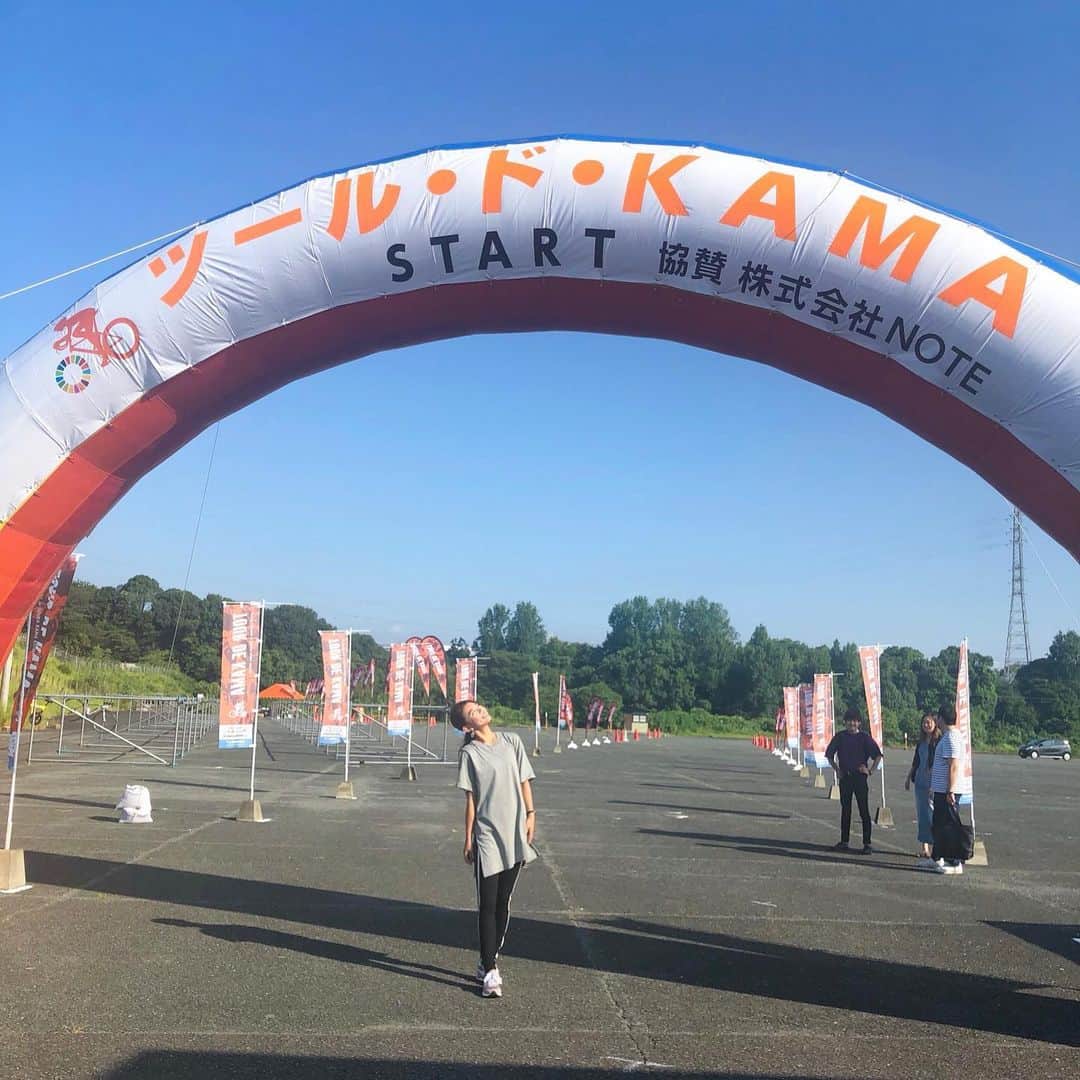 のインスタグラム：「. . 福岡で開催された "TOUR DE KAMA" サイクルエキスポ2019 へ行ってきました🚴‍♀️🚴‍♂️ . スタート前には参加者の方に インタビューをさせて頂き、 元気いっぱいで素敵な笑顔が印象的でした☺️ . 会場には様々なブースがあり、 普段見れない戦闘機を間近で見れて興奮しました😂 . 特産品ブースへ行くと、 東京では売っていないお値段で BIGオクラを発見！即お買い上げしました🍆🥬笑 . グルメcarもたくさんあり、 私は「佐世保バーガー」を頬張りました🍔 すごくボリューミーで美味しかったです💕 . 初めてのサイクリングイベントは とっても楽しくて、 私もチャレンジしてみたくなりました！ 来年は参加者としてまた訪れたいな😏💪 . 参加者の皆さん、スタッフの方々 暑い中お疲れ様でした😌😌 とっても素敵なイベントでした🥰 . . #tourdekama #サイクリング #自転車 #fukuoka #sport #飯塚 #福岡 #サイクリング大会 #野球 #野球女子 #run #running #fitness #fitnessgirl」