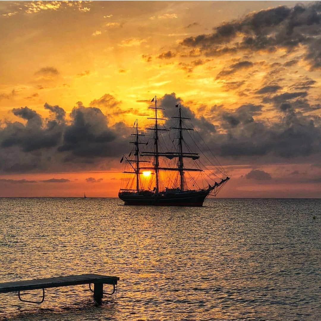 のインスタグラム：「In the Instagramers family we are celebrating! Congratulations on your birthday, dear @philgonzalez! Happy birthday Phil! We wish you all the happiness, today and forever. A great hug from all our #igers  communities around the world! 💝🥂🍾🎂🤗 📸Photo by @philgonzalez」