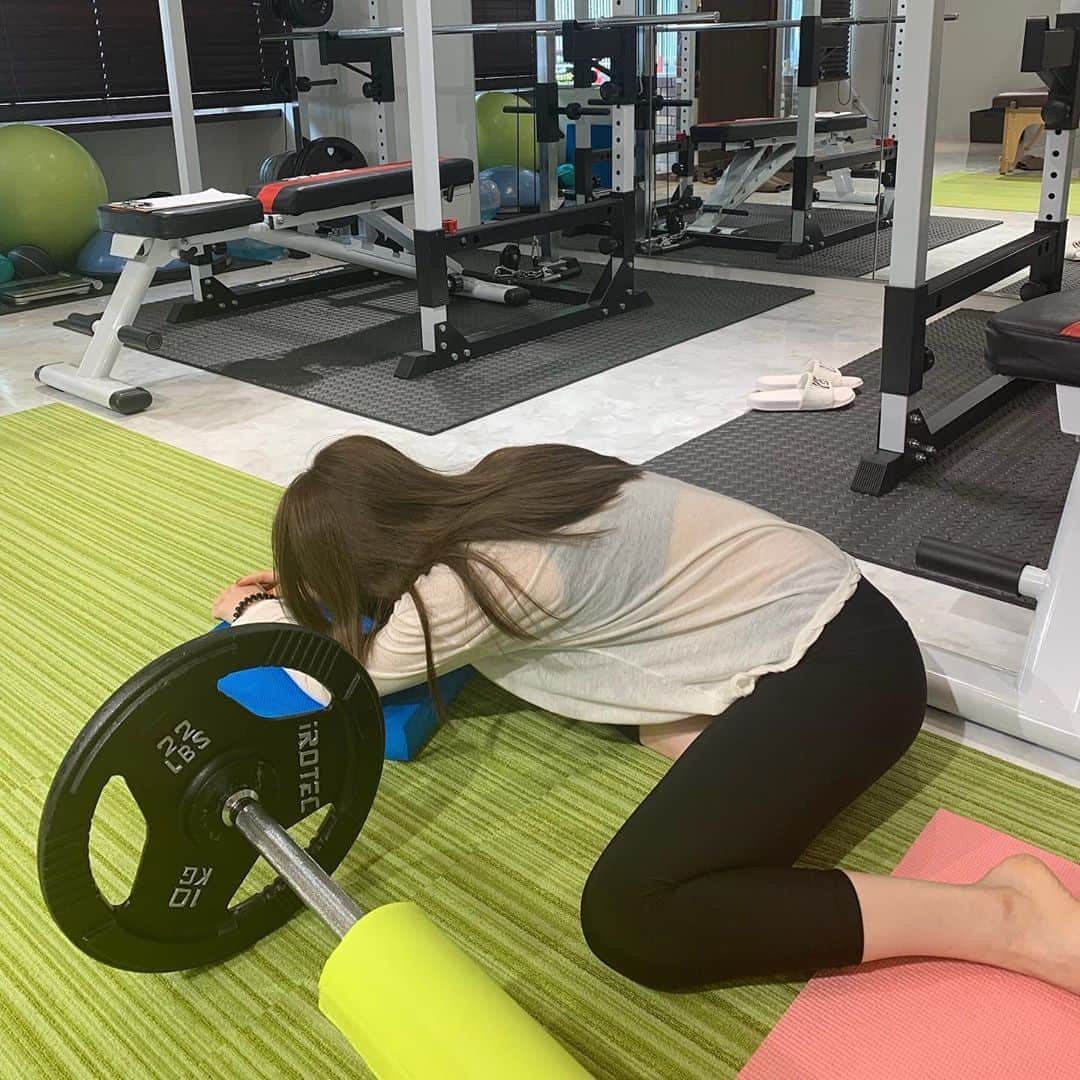 ひよんさんのインスタグラム写真 - (ひよんInstagram)「🏋️‍♂️🤽‍♀️🤼‍♀️✨ ㅤㅤㅤㅤㅤㅤㅤㅤㅤㅤㅤㅤㅤ 久しぶりに @alisa_0302 さんのところ行けた🥰💓 お尻と太もも引き締めるメニューをして頂いたのだけど 終わってからずっと筋肉がぷるぷるだったし、 次の日は筋肉痛でしゃがむのも辛かった😹ㅋㅋㅋ でも嬉しい筋肉痛☺️💪💚 ㅤㅤㅤㅤㅤㅤㅤㅤㅤㅤㅤㅤㅤ ありささん💓 ありがとうございました😻 ㅤㅤㅤㅤㅤㅤㅤㅤㅤㅤㅤㅤㅤ @estretch.gym  #estretch白金台  ㅤㅤㅤㅤㅤㅤㅤㅤㅤㅤㅤㅤㅤ #training #workout #estretch #feeyong #운동하는여자 #트레이닝 #한국인 #희영 #トレーニング #筋トレ #ジム #ひよん」9月15日 17時37分 - cchan_fee4