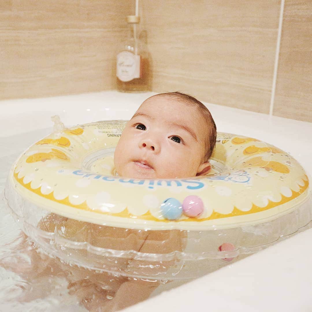 のインスタグラム：「もうすぐ２ヶ月ということで、遂に我が子も @swimava_japan スイマーバデビューしました🐤  疲れさせてぐっすり寝せよう作戦です👶(笑)  #スイマーバ #スイマーバデビュー #スイマーバベビー #swimava #1m27d #生後１ヶ月 #赤ちゃんのいる生活 #男の子ママ #新米ママ #ママリ #ベビフル」